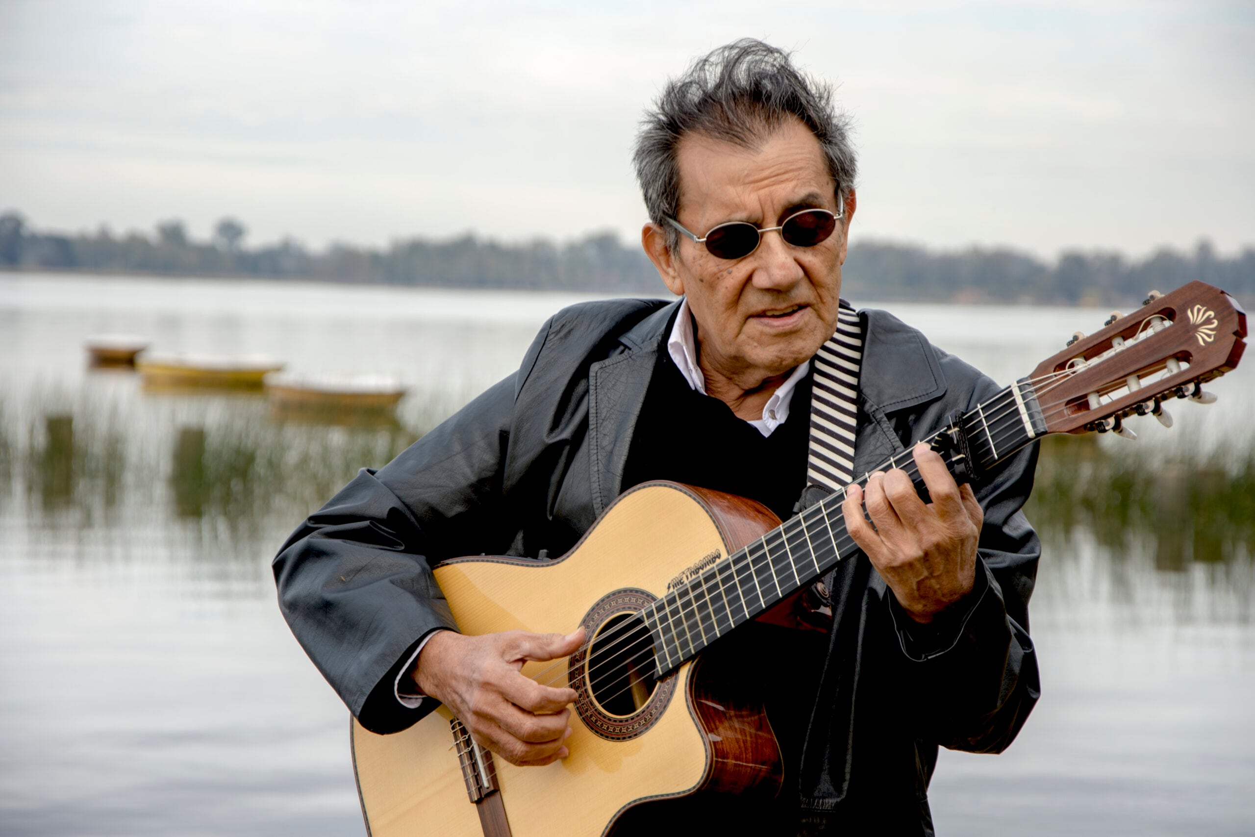 El folclore argentino, según Carabajal, cumple un rol testimonial al reflejar problemáticas sociales como la pobreza y la falta de agua en el interior del país