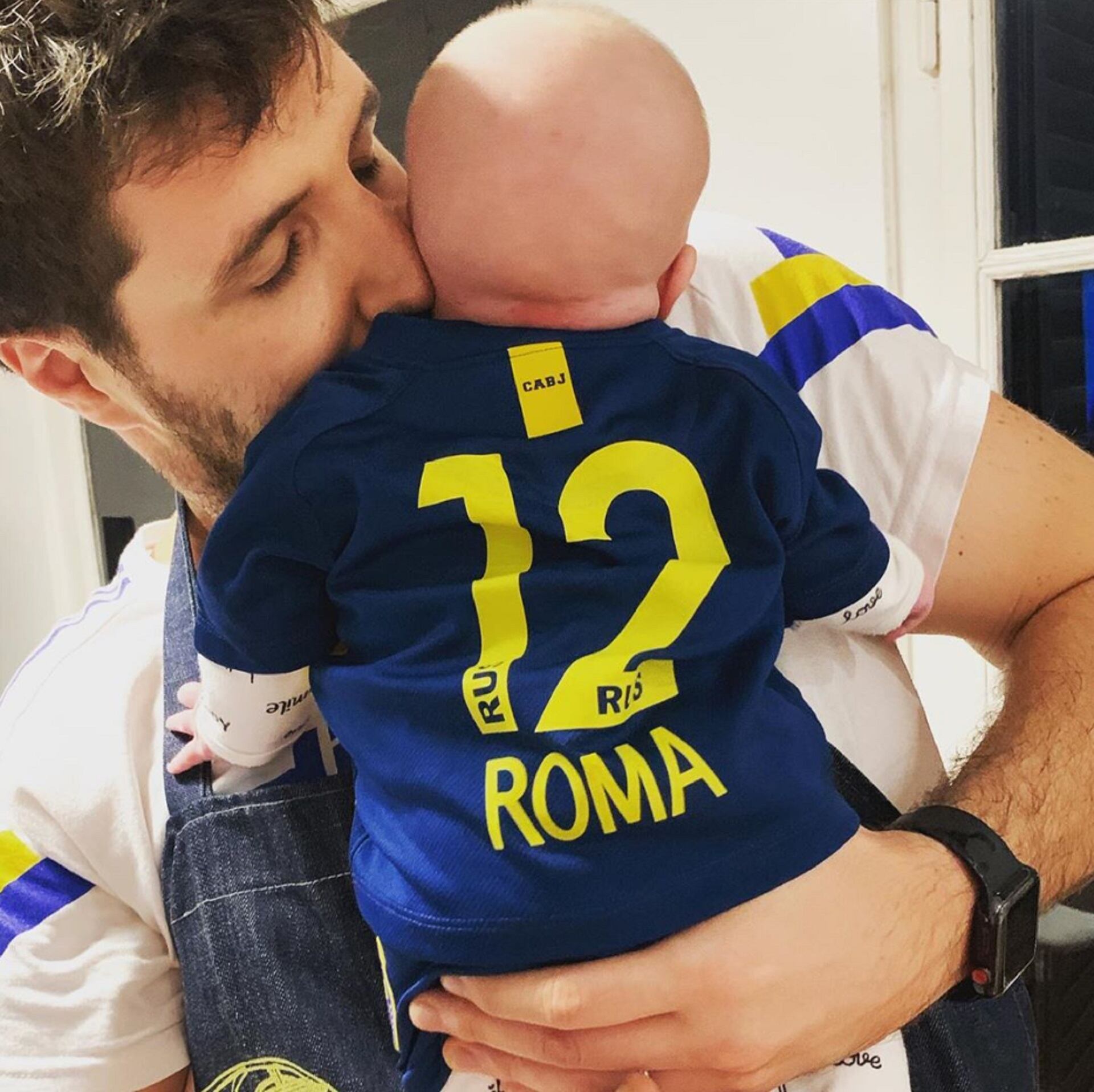 Roma, hija de Dalma Maradona y Andrés Caldarelli, cumple siete años este jueves 12 de marzo, aquí en brazos de su padre