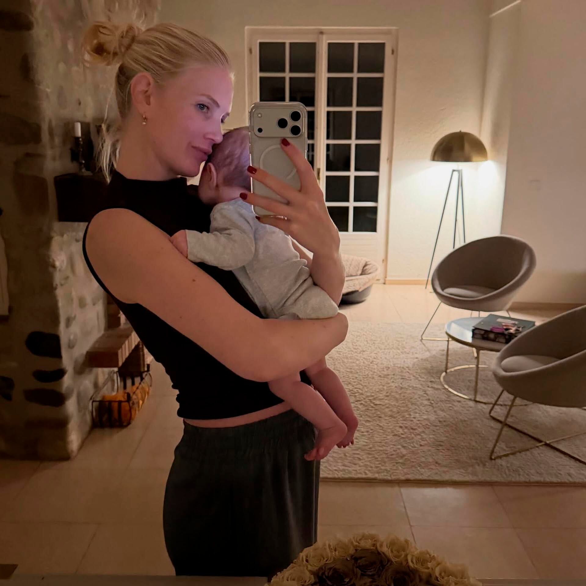 Daniela Christiansson se tomó una selfie en un espejo abrazando tiernamente a su bebé, revelando un momento íntimo de maternidad en su hogar
