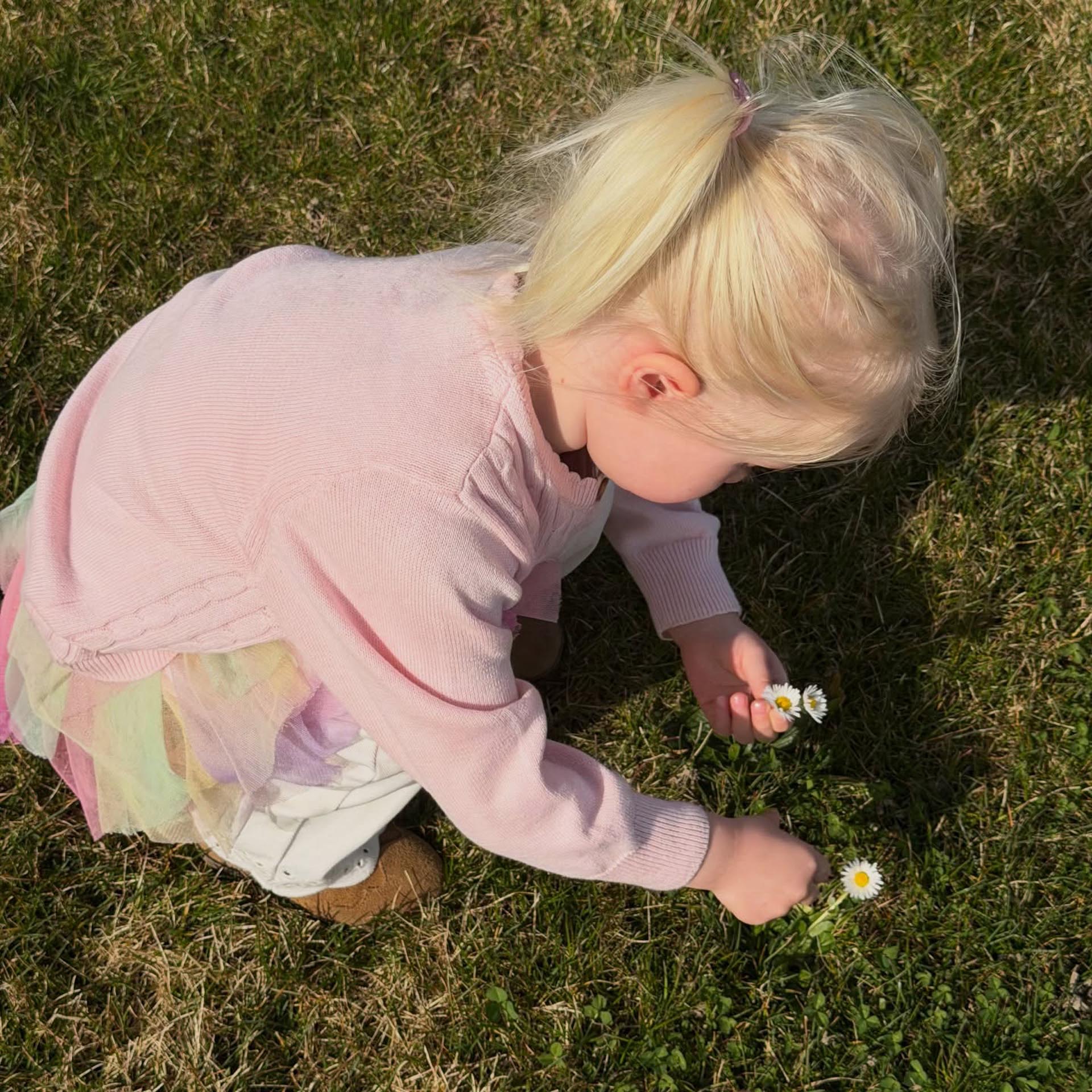 La hija de Daniela Christiansson y Maxi Lopez fue vista disfrutando del aire libre, recogiendo margaritas en un día soleado, una imagen compartida por la modelo