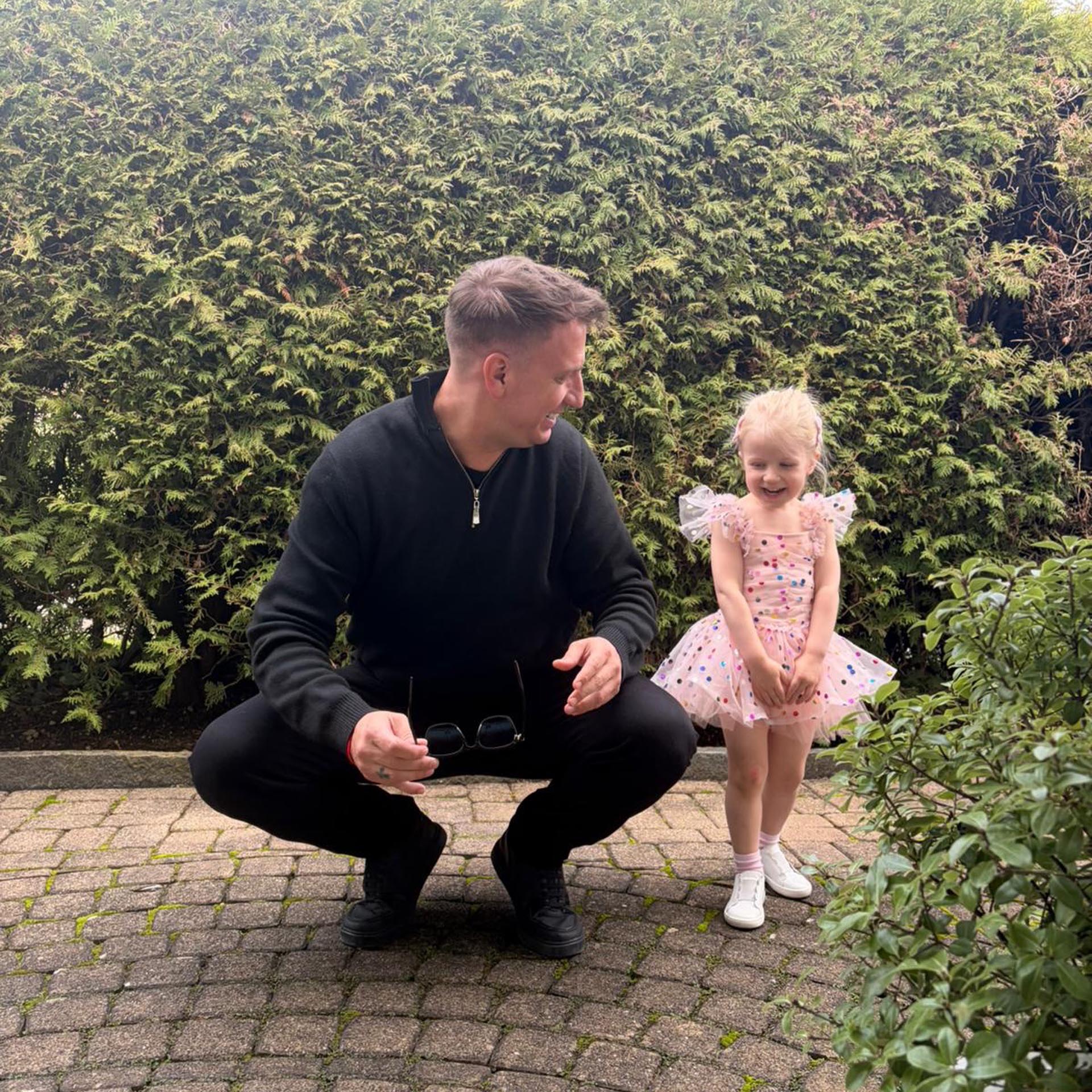 El cumpleaños de Elle en Suiza se convierte en una celebración temática de fantasía, con detalles de princesas y hadas