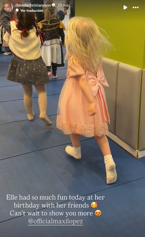 La decoración del cumpleaños de Elle incluyó una torta unicornio, mesa dulce con galletitas de nubes sonrientes y vajilla infantil de colores pastel (Instagram)