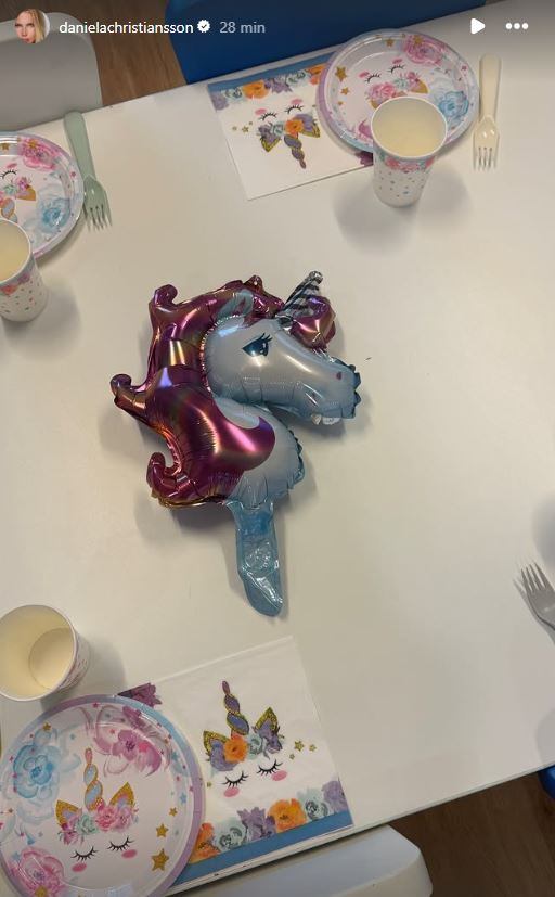 La celebración infantil contó con disfraces de princesas, accesorios de fantasía y la participación de amigas de Elle, creando una ambientación mágica (Instagram)