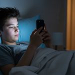 De insomnio a alteraciones cardíacas: las consecuencias de dejar el celular junto a la cama, según los expertos