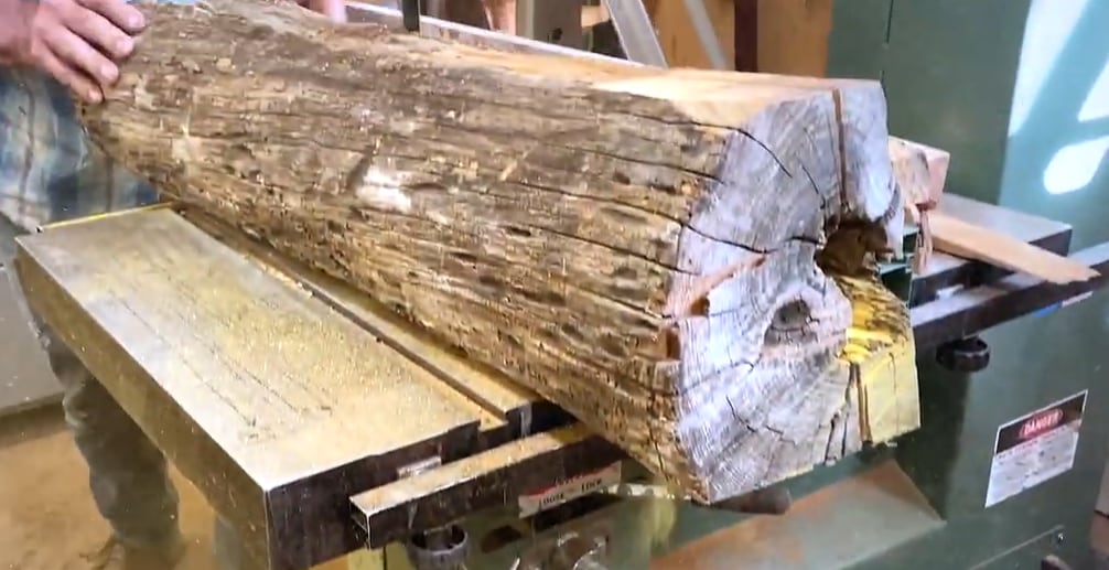 El Osage Orange, o Maclura pomifera, sobresale por su color amarillo intenso y su larga vida útil frente a la humedad (YouTube: Woodsounds)