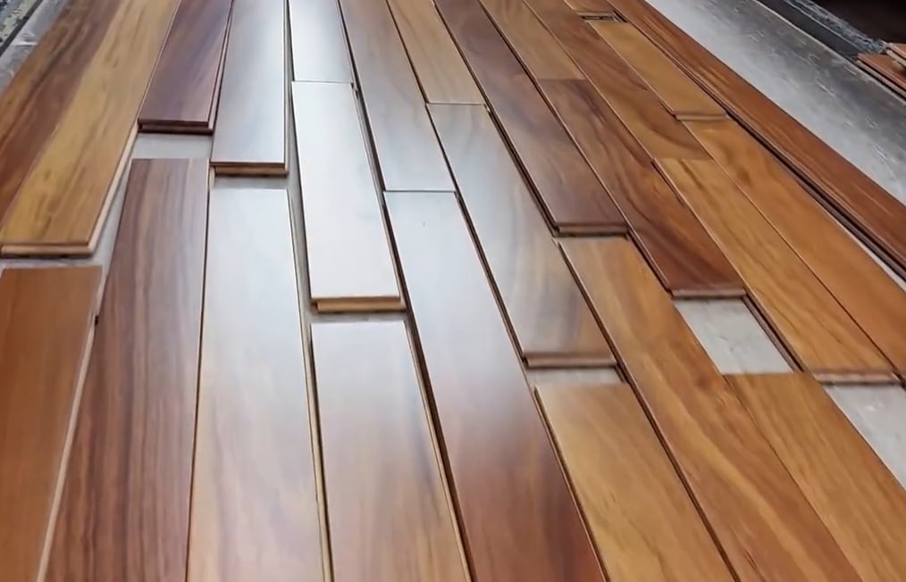 La resistencia del Brazilian Teak frente a la abrasión y a los insectos lo hace ideal para aplicaciones arquitectónicas duraderas (YouTube: hardwoods4less)