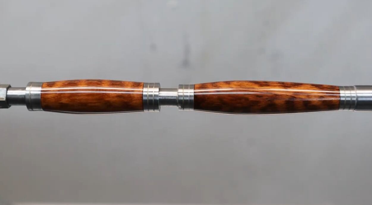 La Snakewood, famosa por su veta moteada, es empleada para objetos decorativos y componentes de instrumentos musicales por su alta densidad (YouTube: 6 Minute Turnings)