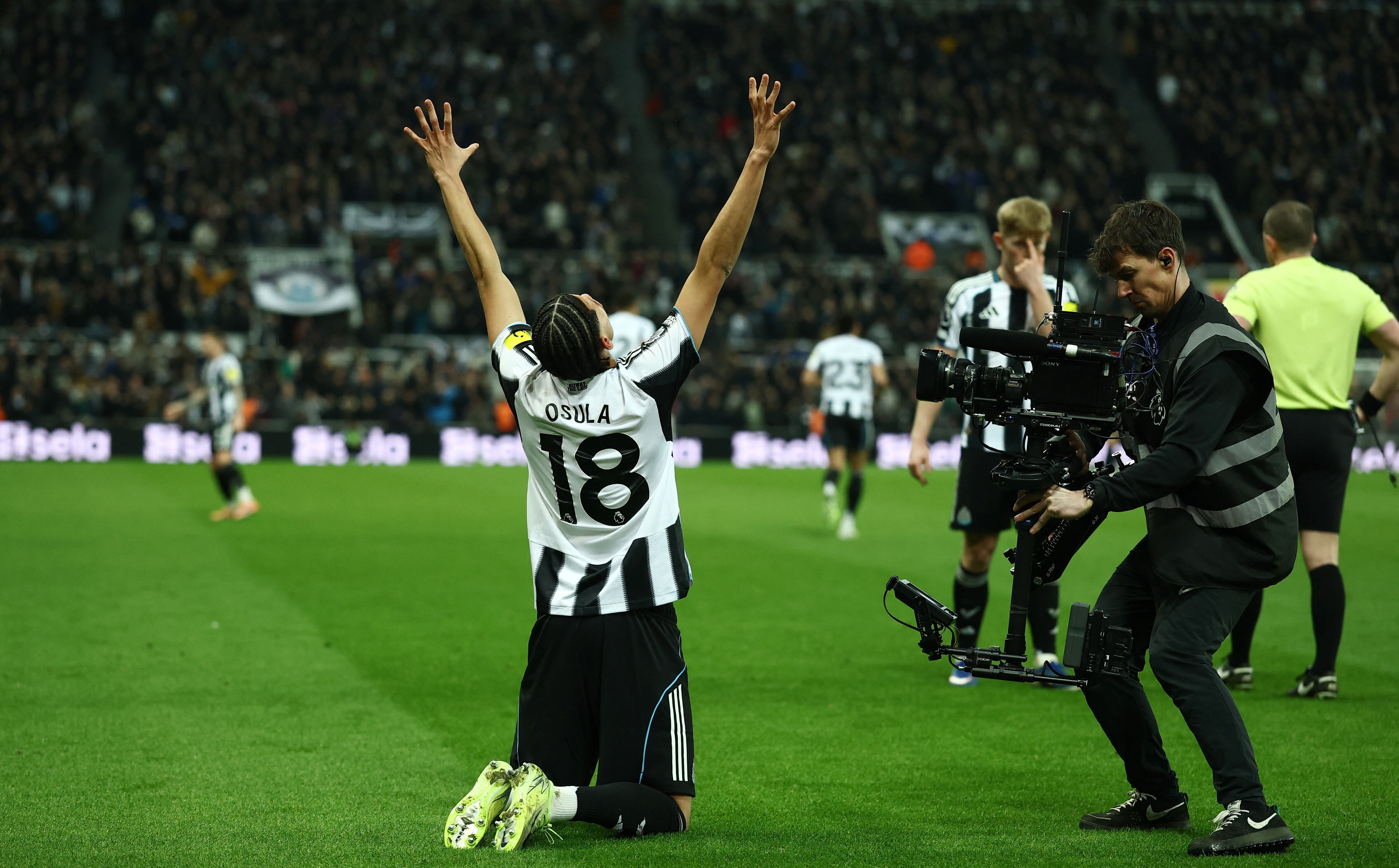 El delantero danés anotó el 2-1 a cinco minutos de su ingreso y desató la locura en St. James' Park (Reuters/Lee Smith)