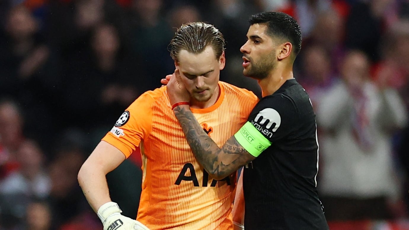 Antonin Kinsky es saludado por el capitán del Tottenham, el argentino Cristian Romero (Reuters/Matthew Childs)