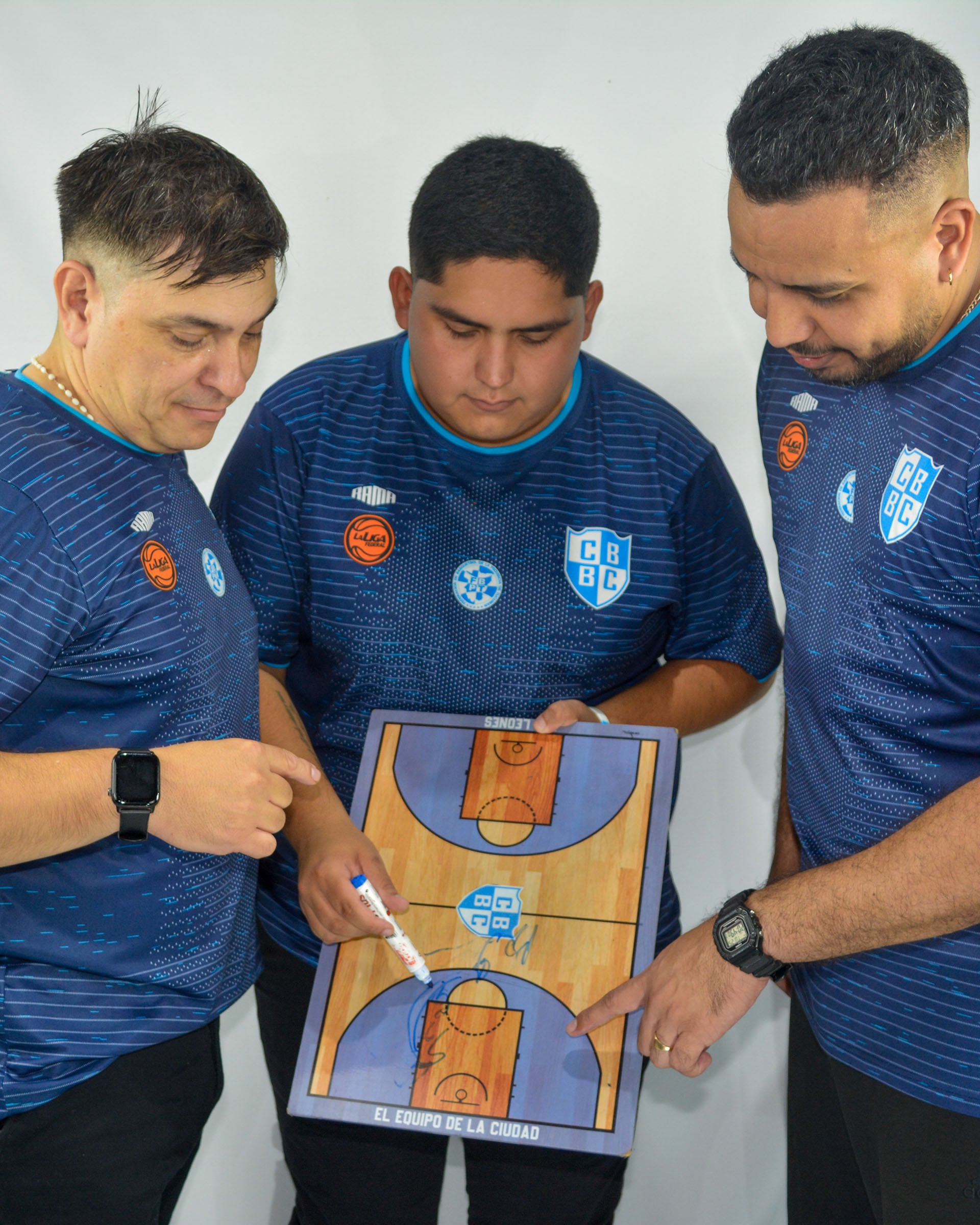 Julián Ros, DT de Concepción BB, junto a sus colaboradores. Es el técnico más joven del básquet argentino con 22 años (Prensa Concepción BB)