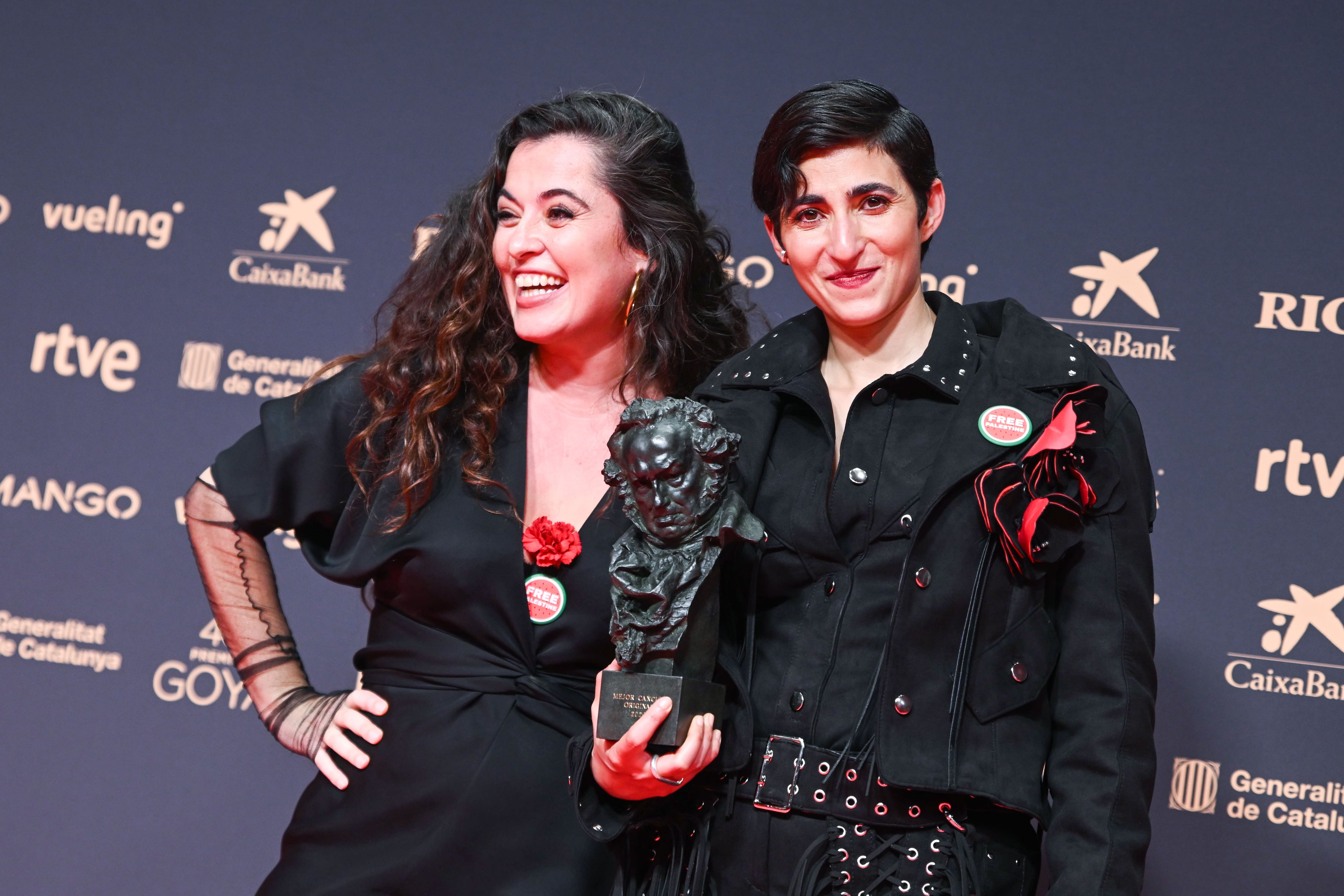 Silvia Pérez Cruz y Alba Flores posan tras recibir el Goya a Mejor Canción Original por 'Flores para Antonio', en la 40º edición de los Premios Goya (Foto: Lorena Sopêna / Europa Press) 