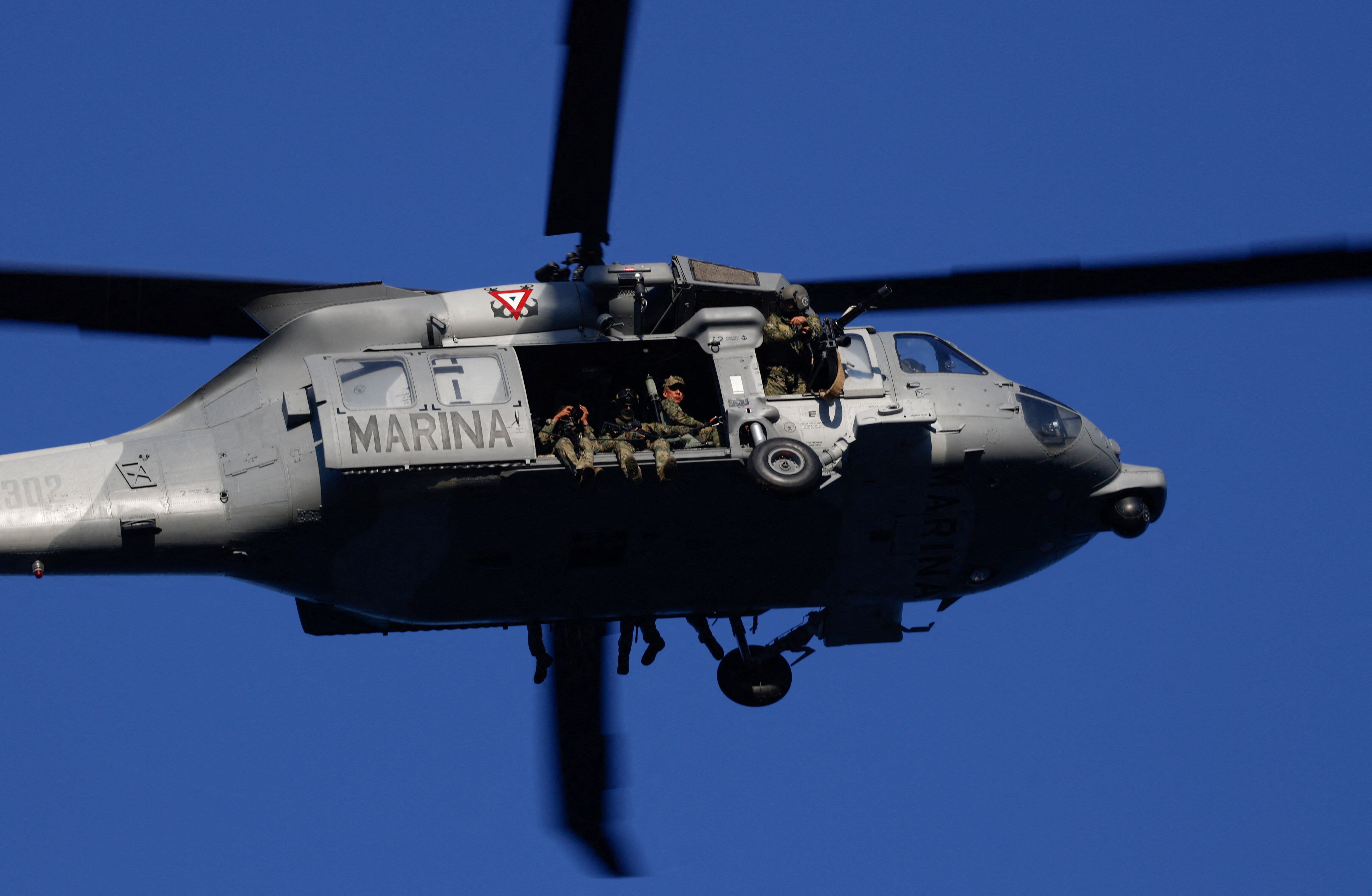 Un helicóptero Black Hawk de la Armada de México sobrevuela la zona turística días después de una serie de bloqueos y ataques del crimen organizado tras un operativo militar en el que fue asesinado el jefe del cártel Nemesio Oseguera, 