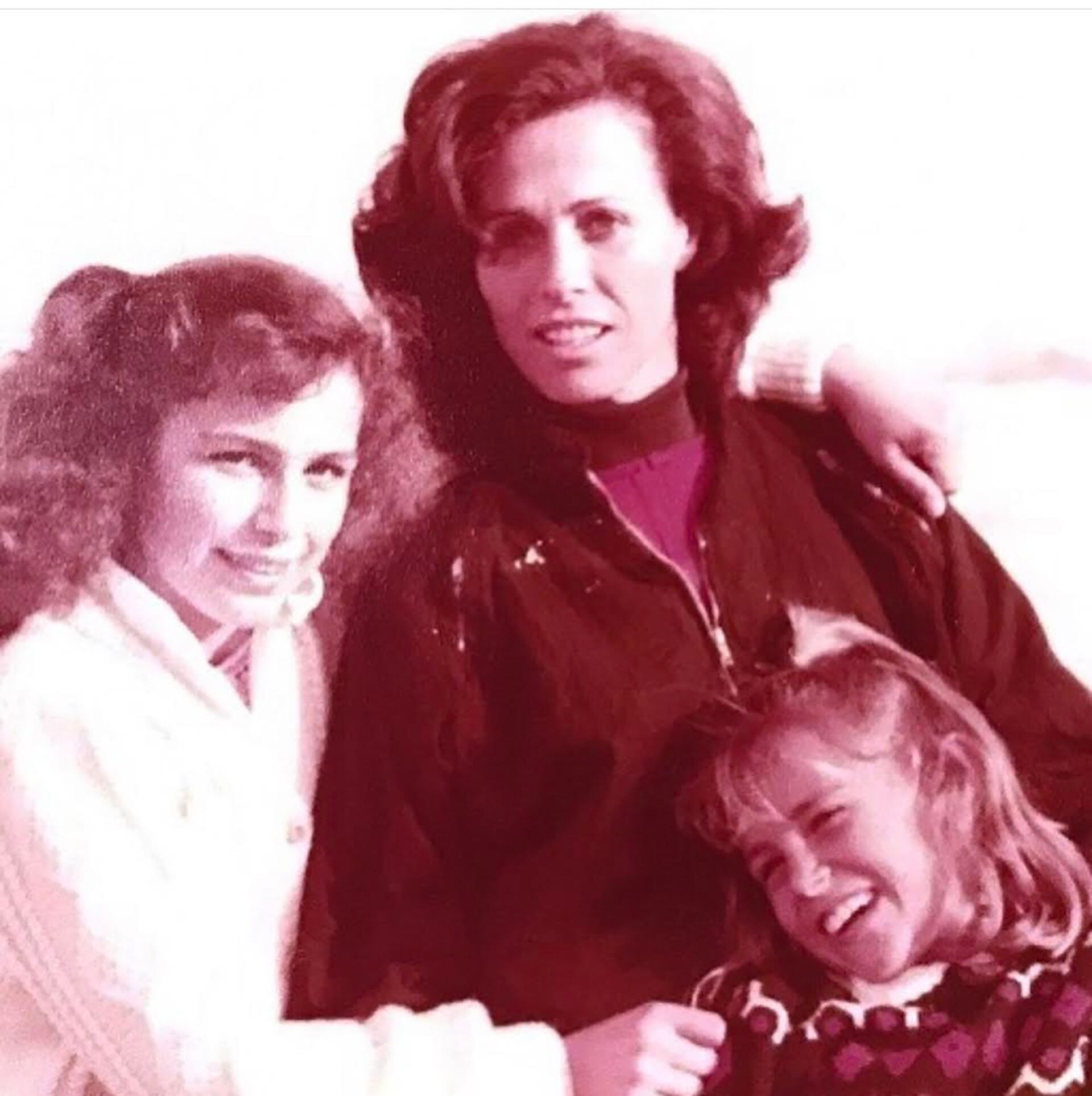 Denise Dumas, su madre (Renée Delger), y su hermana Janine, quien falleció en 1989, a sus 16 años 