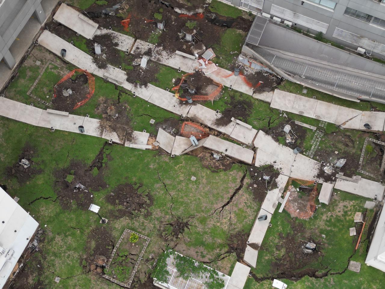 La acumulación de agua o tierra en terrazas y techos aumenta el riesgo de sobrecarga y puede provocar desprendimientos peligrosos en edificios. Fotografía: Gastón Taylor