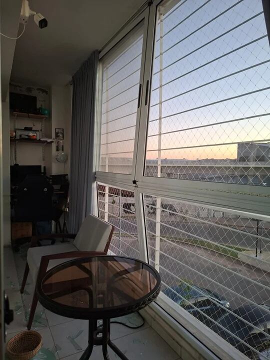 La tirantería metálica vencida generó la alerta en la Torre A, donde se priorizó el resguardo de los habitantes (Foto: NA)