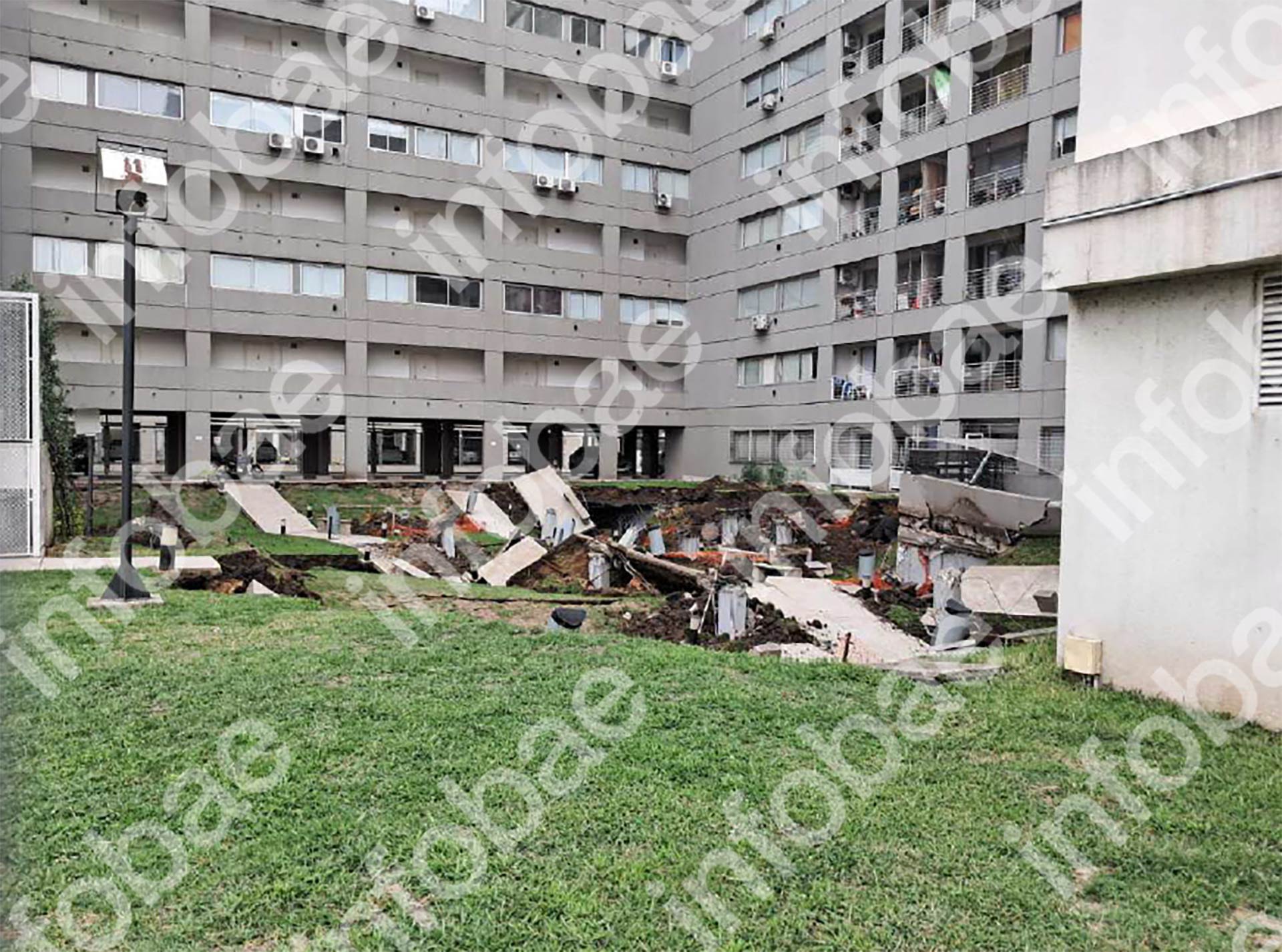 El colapso previo de la losa destruyó decenas de vehículos y provocó el traslado de los vecinos a hoteles