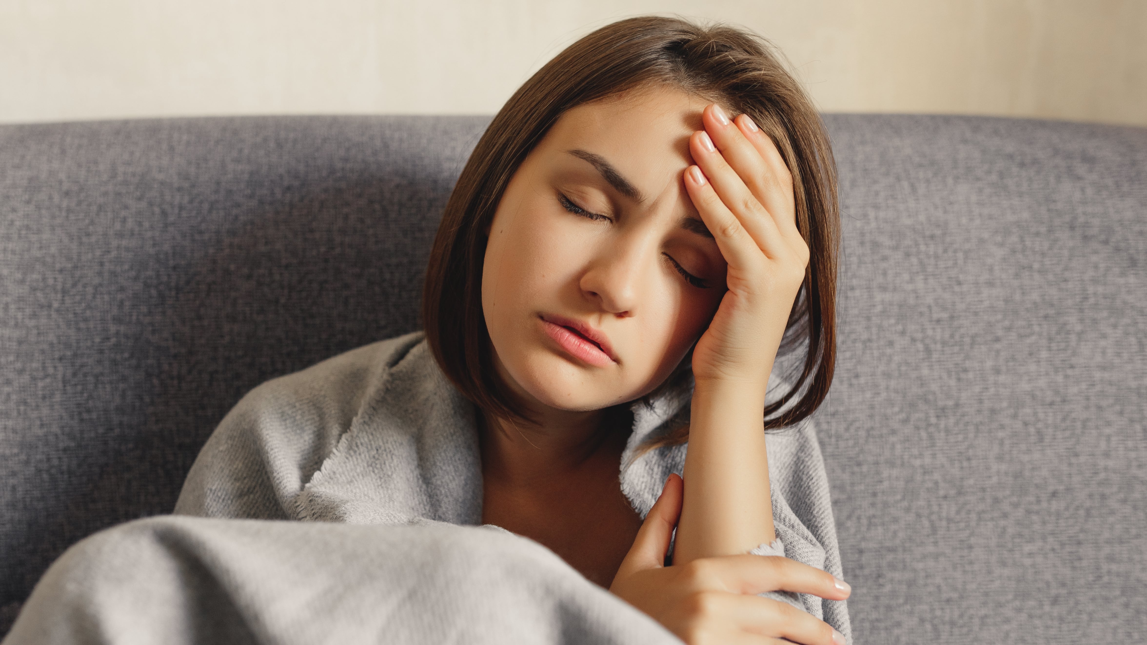 Síntomas como fatiga, boca seca, orina oscura, confusión o debilidad acompañan al dolor de cabeza por falta de hidratación (Crédito: Yehor Deineka)