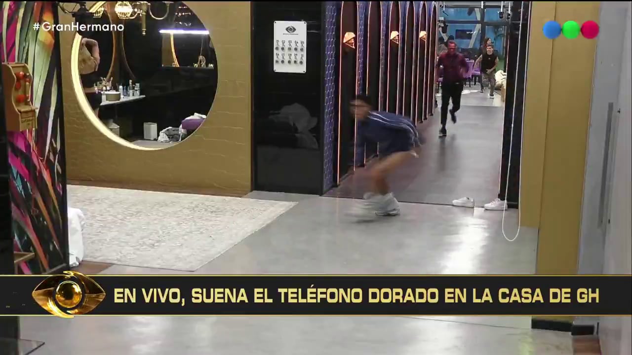 Brian Sarmiento salió del baño con los pantalones bajos de Gran Hermano: Generación Dorada