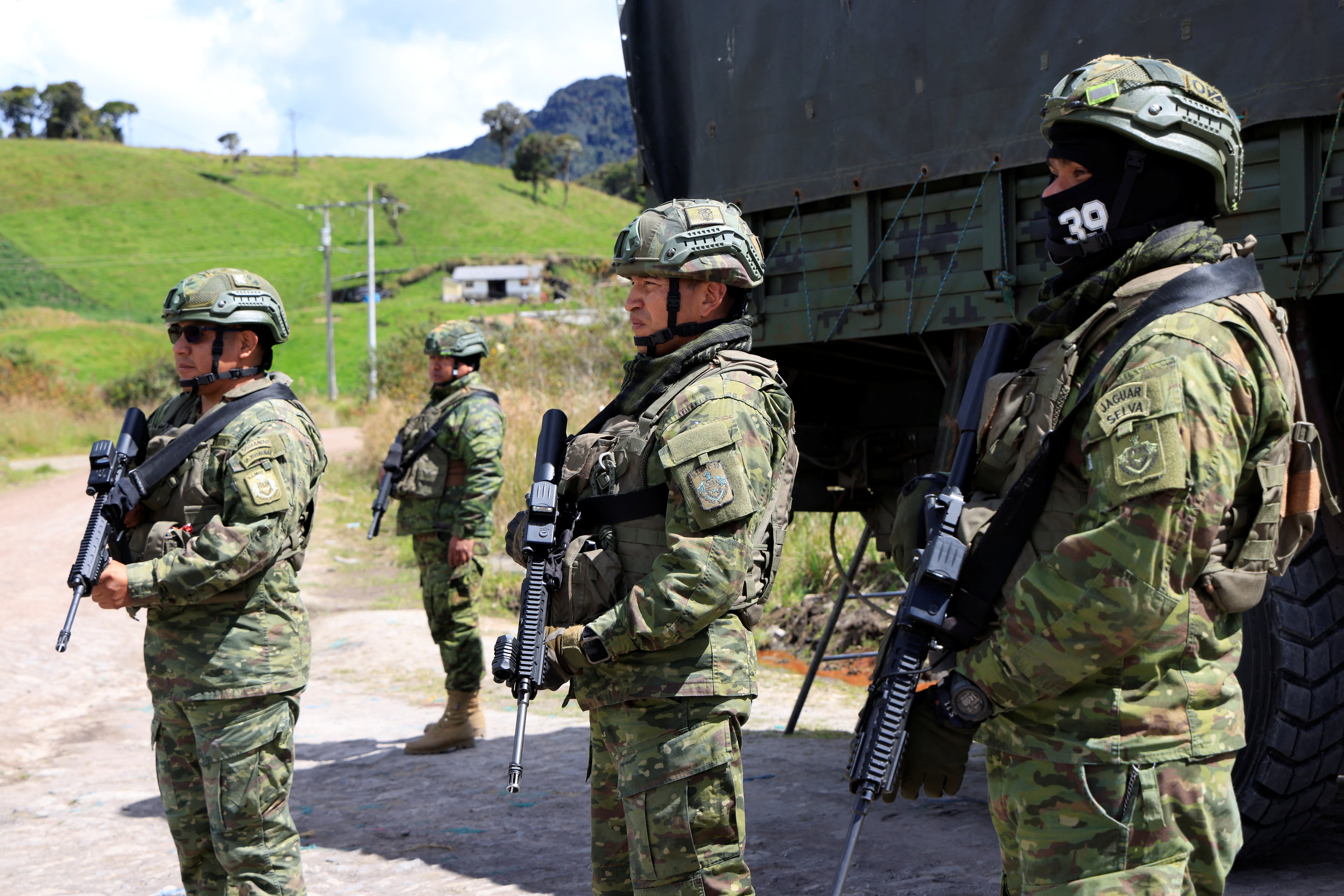 Soldados ecuatorianos montan guardia cerca del cruce fronterizo entre Ecuador y Colombia (REUTERS/Karen Toro/Archivo)