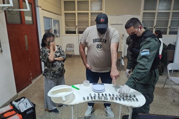 Detuvieron a seis pasajeros de un tour de compras que habían ingererido más de 500 cápsulas de cocaína