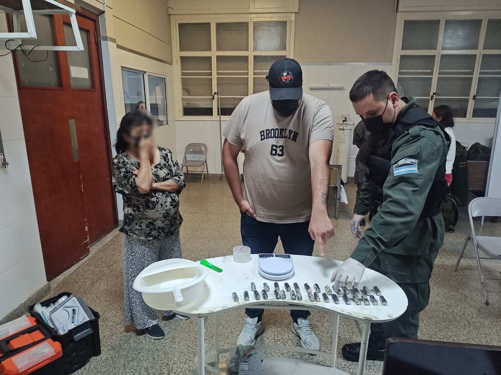 Detuvieron a seis pasajeros de un tour de compras que habían ingererido más de 500 cápsulas de cocaína