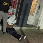 Detuvieron a un joven por colgar un cartel con amenazas de tinte mafioso contra la banda Los Menores en Rosario