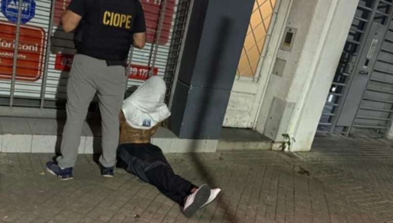 Detuvieron a un joven por colgar un cartel con amenazas de tinte mafioso contra la banda Los Menores en Rosario