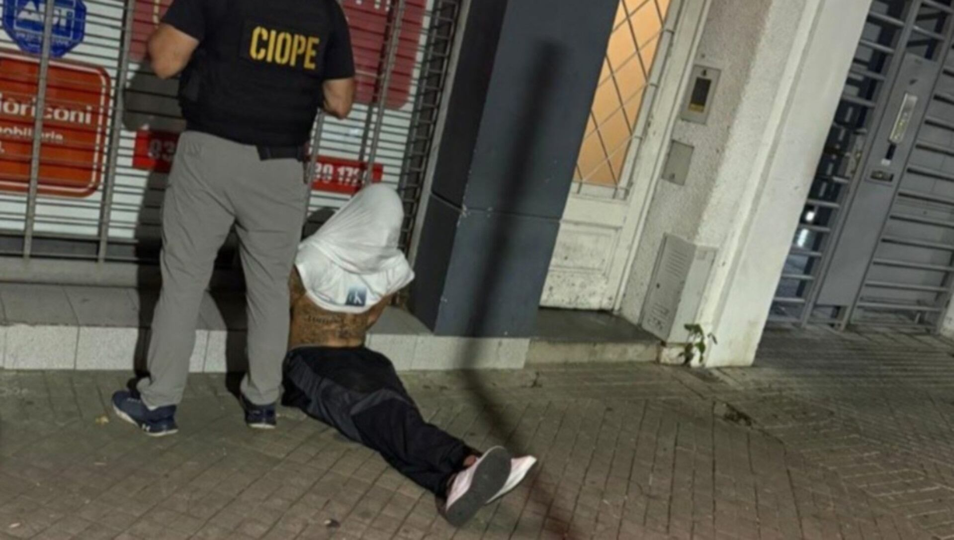 Agentes de la CIOPPE detienen a Roco, un prófugo vinculado a la banda 'Los Menores', durante un operativo nocturno en Rosario. (Rosario3)