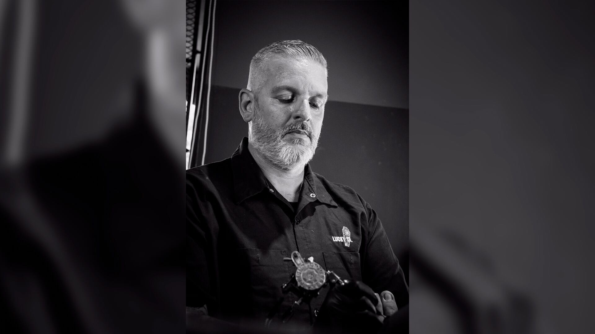 Diego Staropoli, artista del tatuaje, demuestra su habilidad y concentración con la máquina en mano durante la Mandinga Tattoo Expo