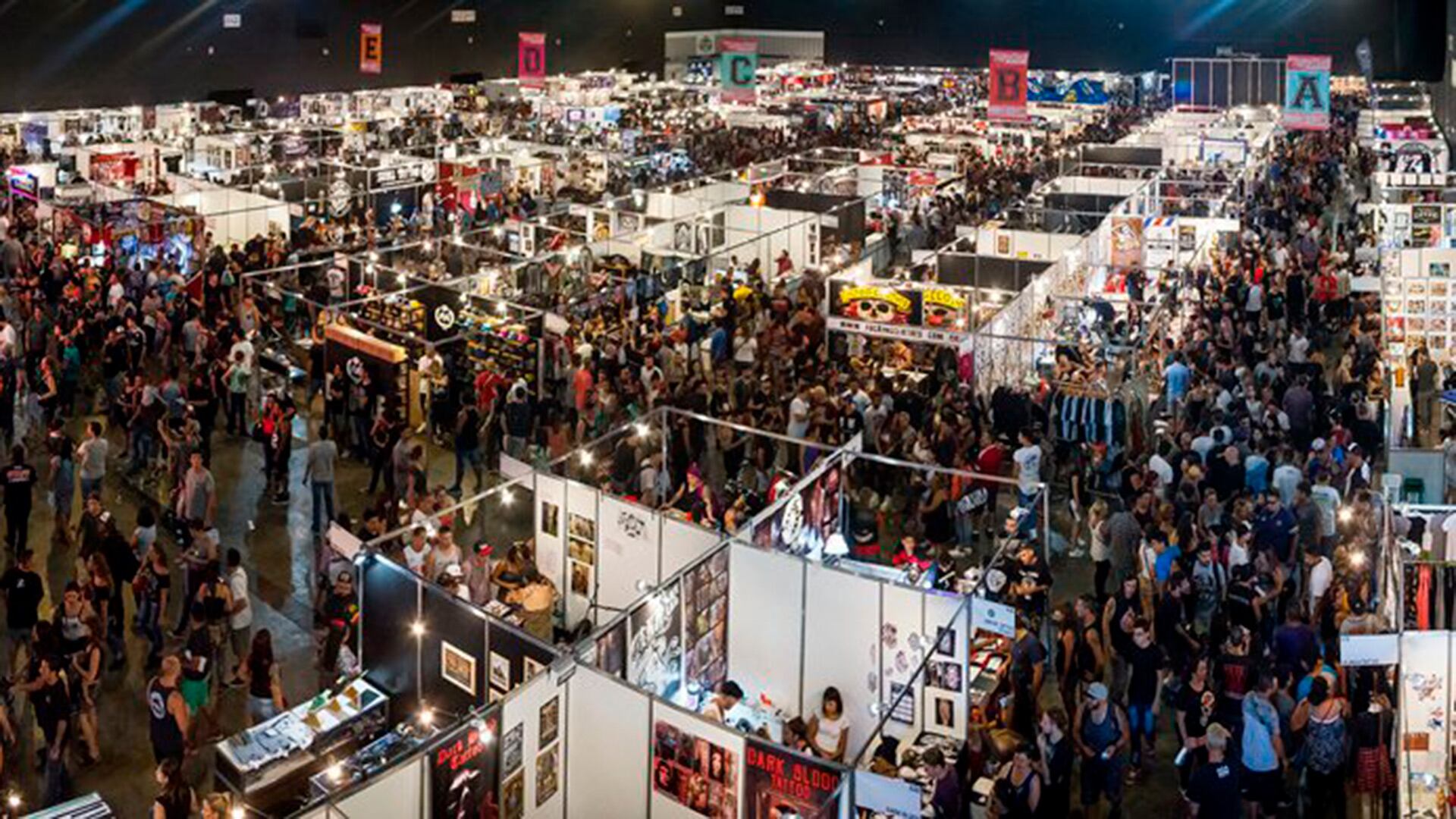 Miles de entusiastas se reúnen en la Mandinga Tattoo Expo, un evento vibrante que celebra el arte del tatuaje y la cultura alternativa, destacando la influencia de artistas como Diego Staropoli