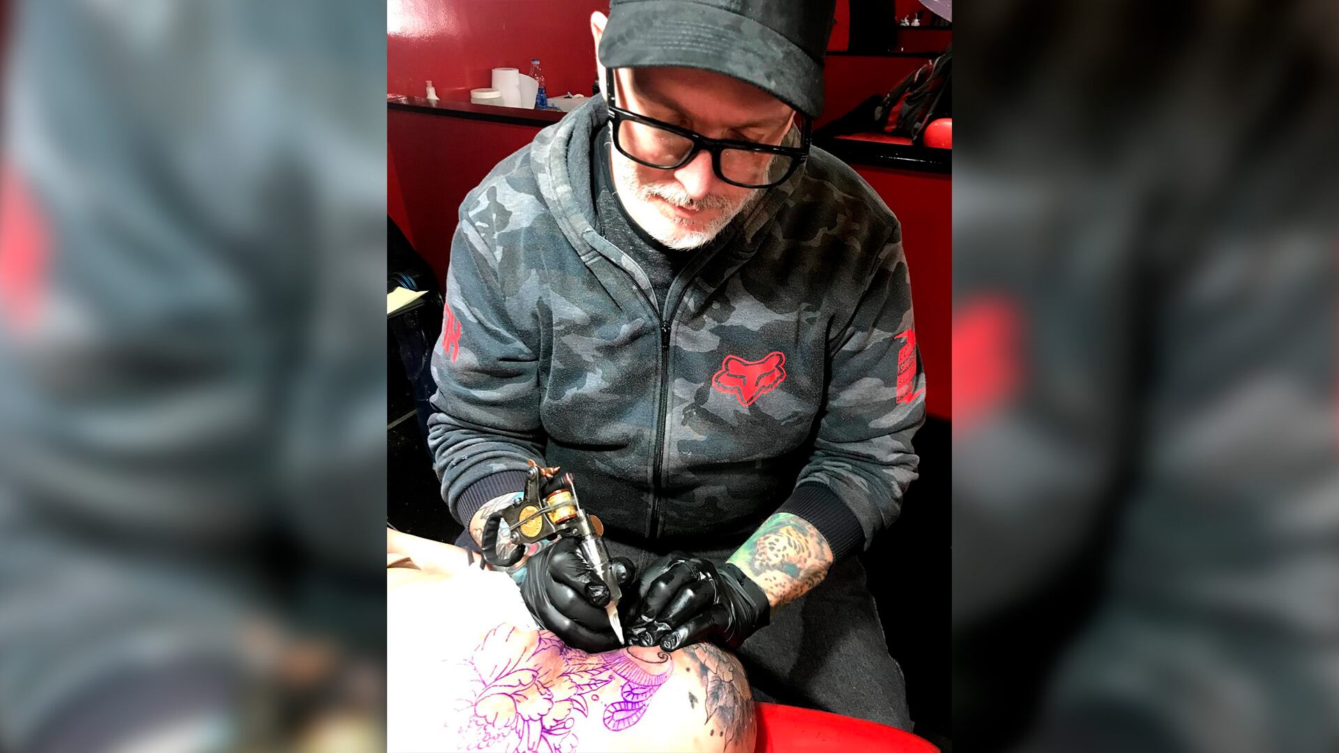 El reconocido artista Diego Staropoli trabaja con meticulosa precisión en un nuevo diseño de tatuaje durante la Mandinga Tattoo Expo