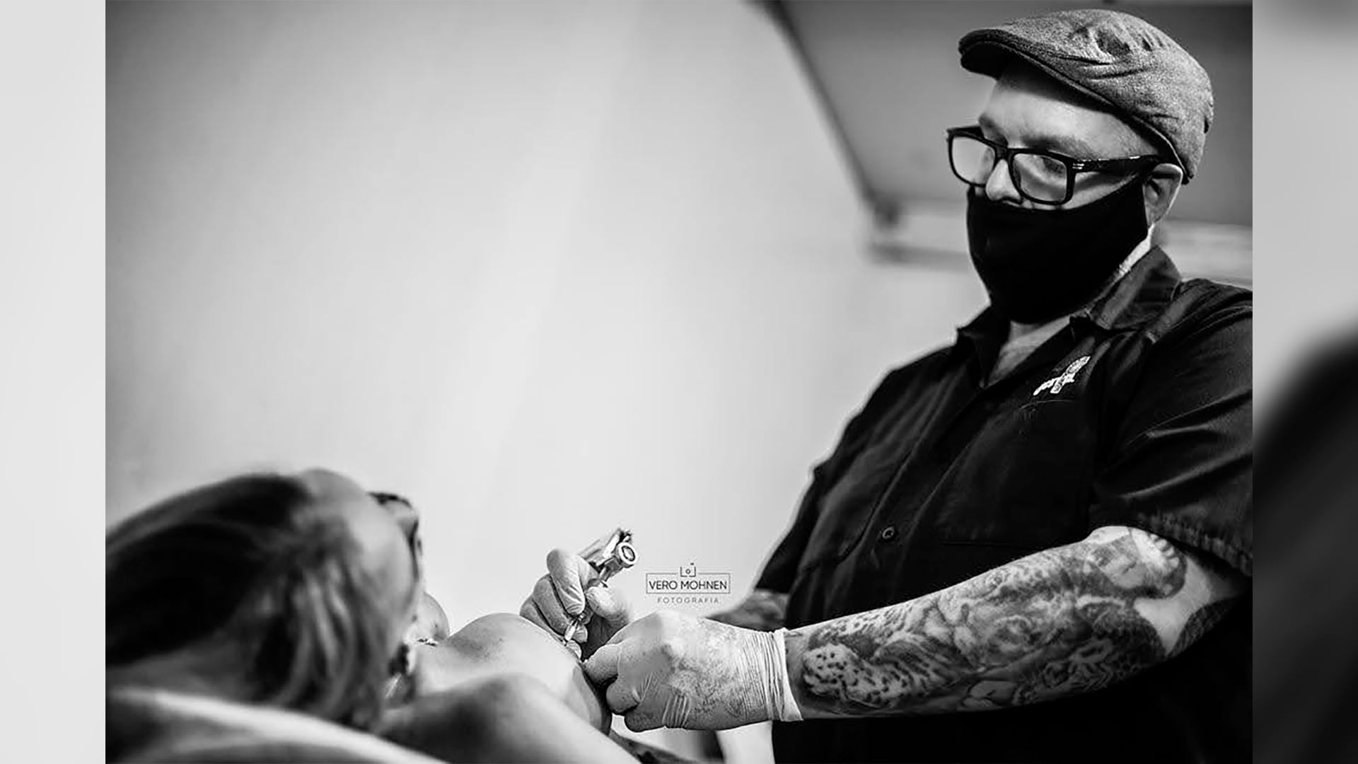 El reconocido tatuador Diego Staropoli trabaja con meticulosidad durante la Mandinga Tattoo Expo, aplicando un diseño con su máquina en un entorno de arte corporal