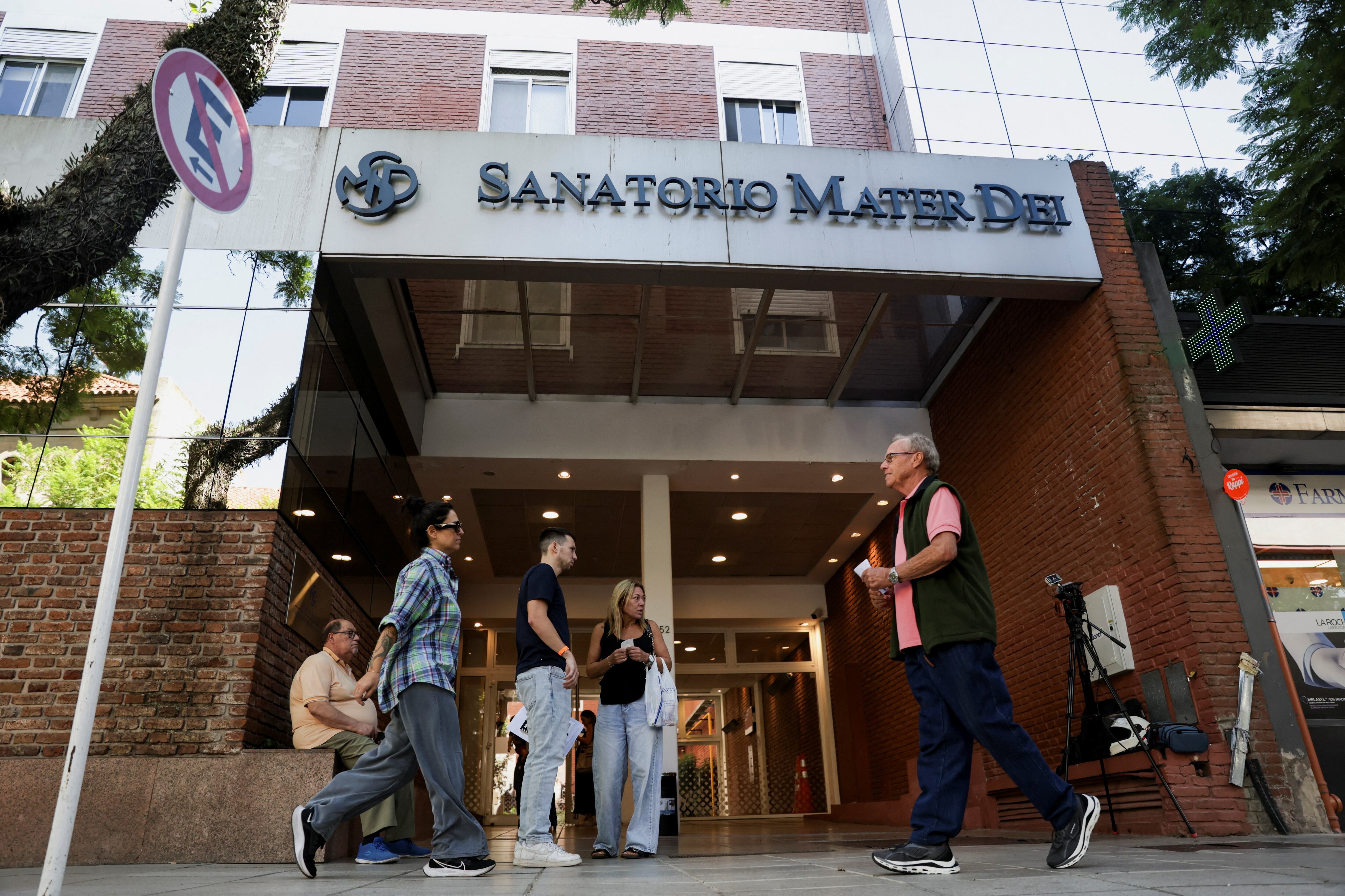 Un grupo de personas frente al Sanatorio Mater Dei, donde el guitarrista de AC/DC Stevie Young ha sido hospitalizado, en Buenos Aires (REUTERS/Francisco Loureiro)