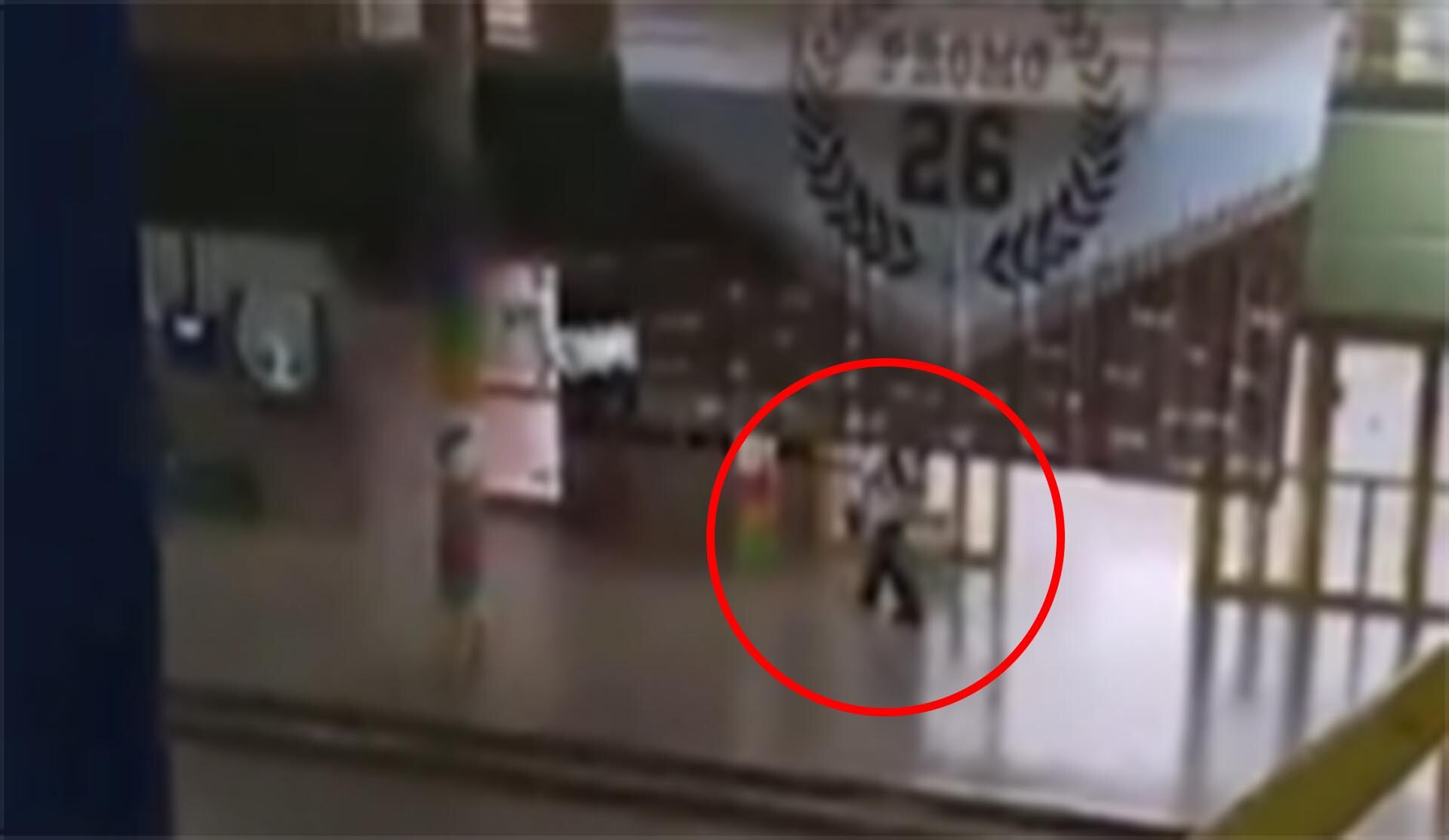 Imagen de seguridad muestra el momento en que un alumno asesina a un compañero en un colegio de Santa Fe, generando conmoción en la comunidad educativa.