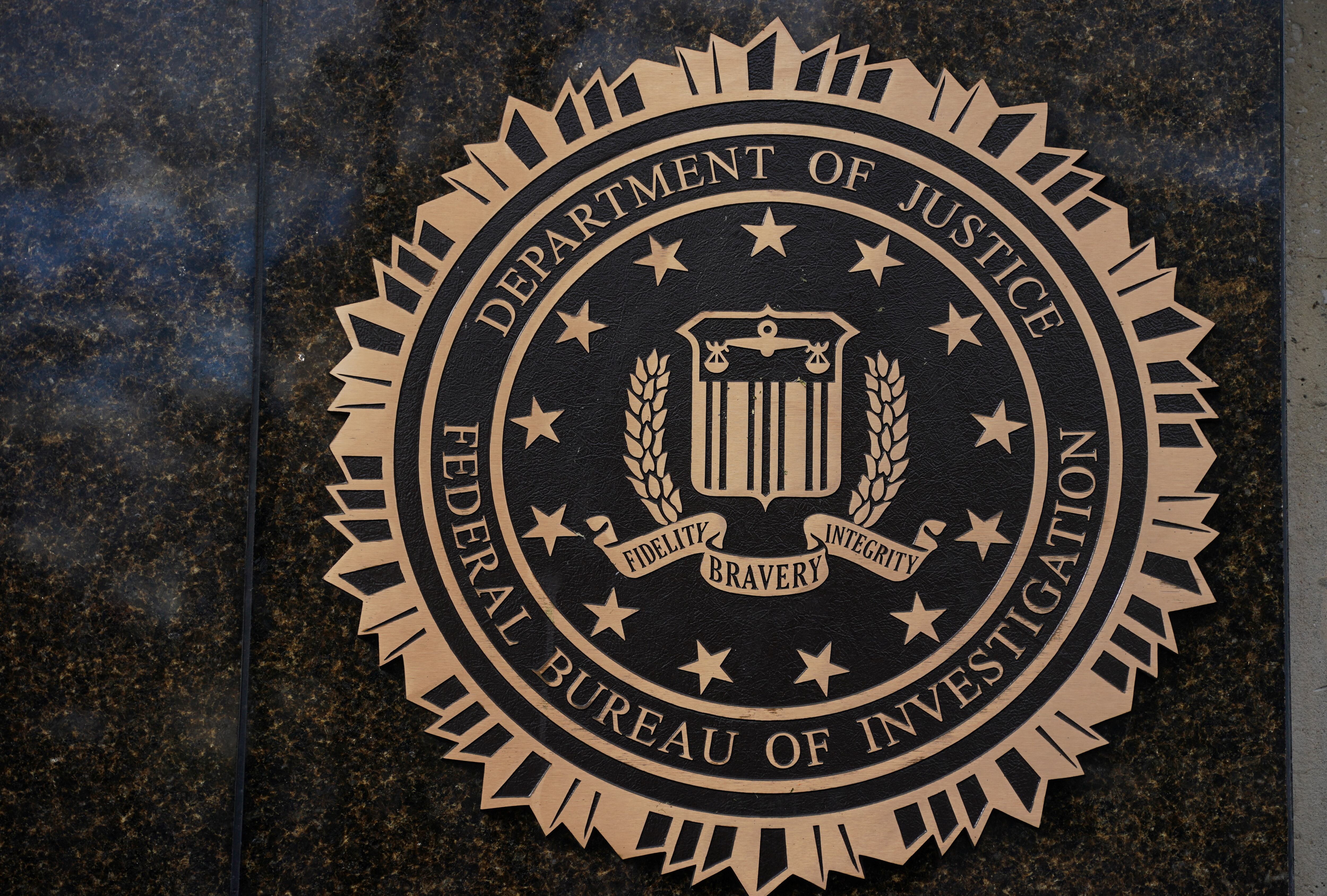 El logotipo de la Oficina Federal de Investigación (FBI) se muestra en el edificio en Washington, DC, EEUU, 28 de noviembre de 2025
REUTERS/Nathan Howard