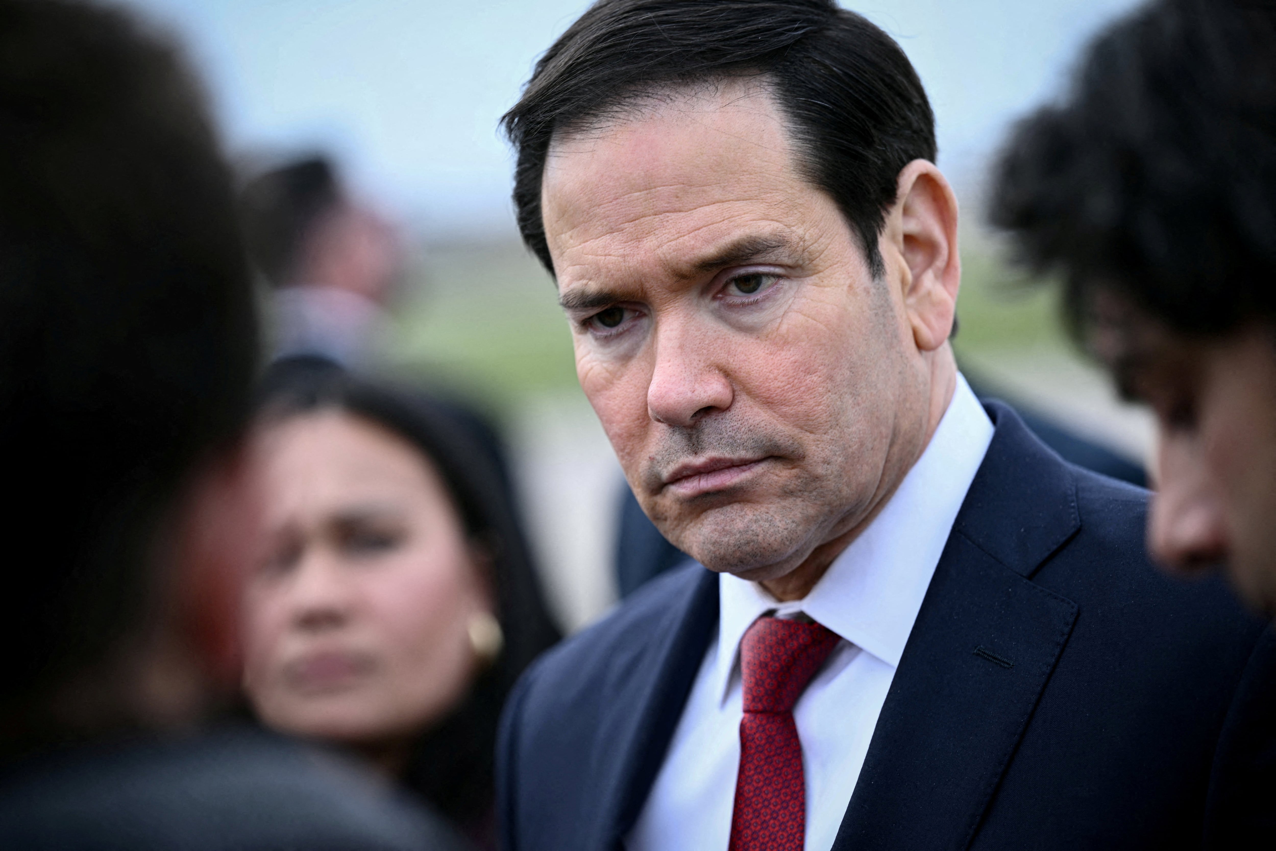 El secretario de Estado estadounidense, Marco Rubio, observa mientras habla con la prensa antes de su partida tras una reunión de ministros de Asuntos Exteriores del G7 (Brendan Smialowski/REUTERS)