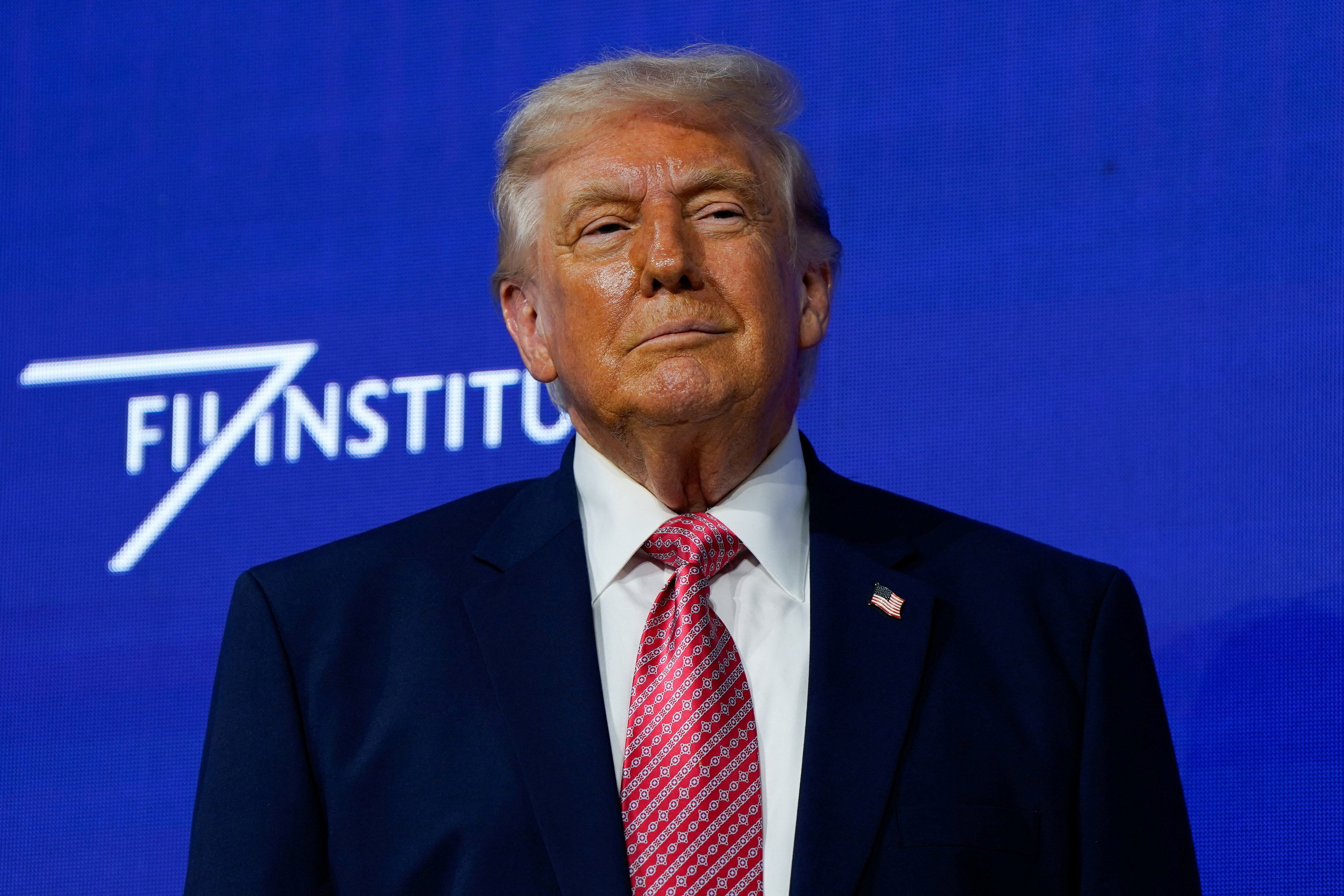 El presidente de Estados Unidos, Donald Trump, asiste para pronunciar un discurso en la cumbre del Instituto de la Iniciativa de Inversión Futura (FII) en el Foro Faena en Miami Beach, Florida, EE. UU., el 27 de marzo de 2026 (REUTERS/Elizabeth Frantz)
