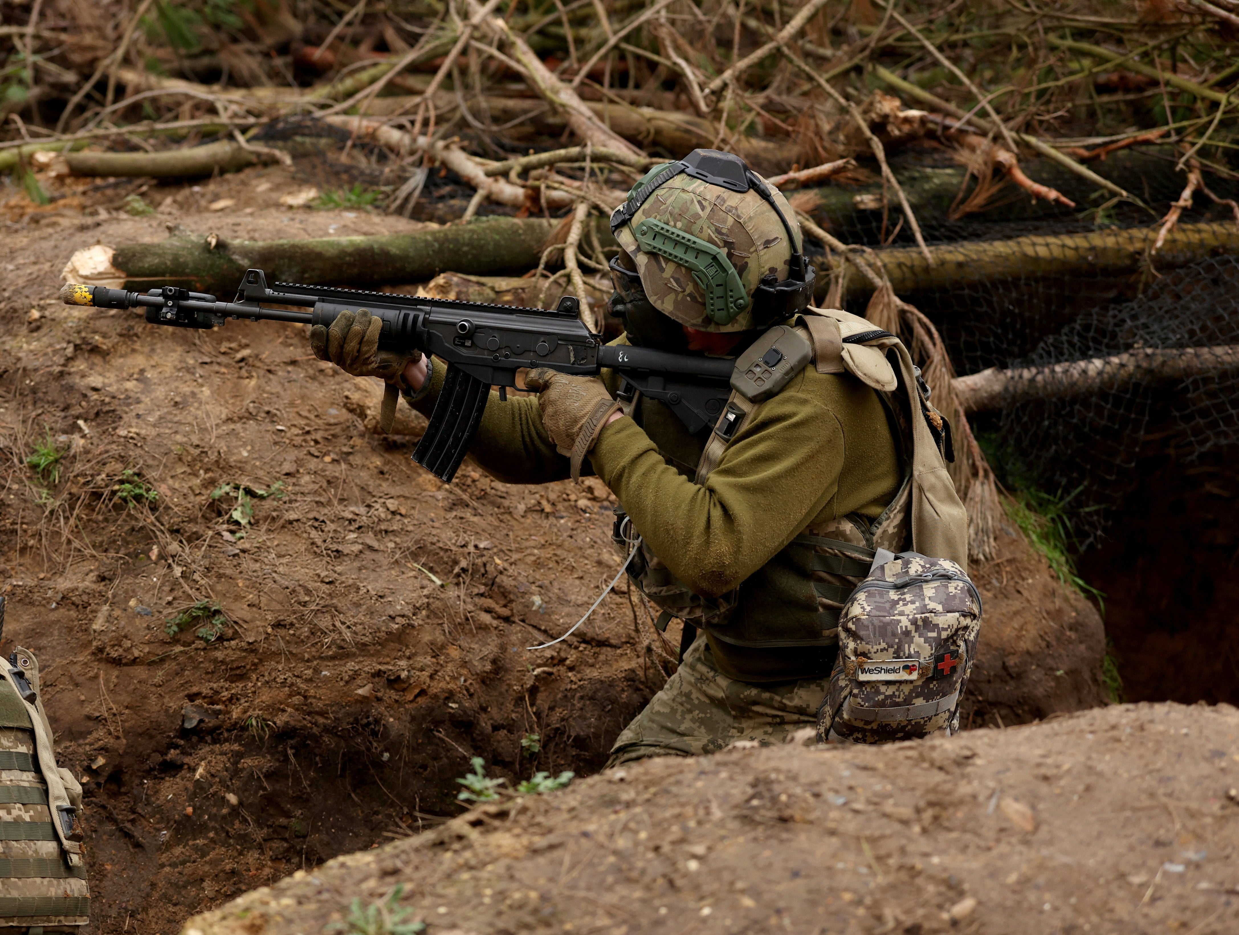 Un soldado ucraniano participa en un ejercicio táctico final, el 24 de febrero de 2026 (REUTERS/Chris Radburn)