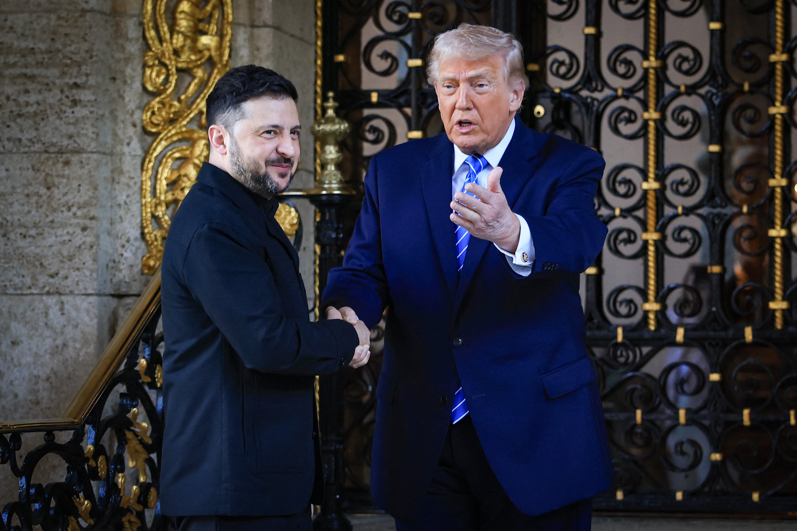 El presidente de Estados Unidos, Donald Trump, saluda al presidente ucraniano, Volodimir Zelensky, en su club Mar-a-Lago el 28 de diciembre de 2025 en Palm Beach, Florida (AFP)