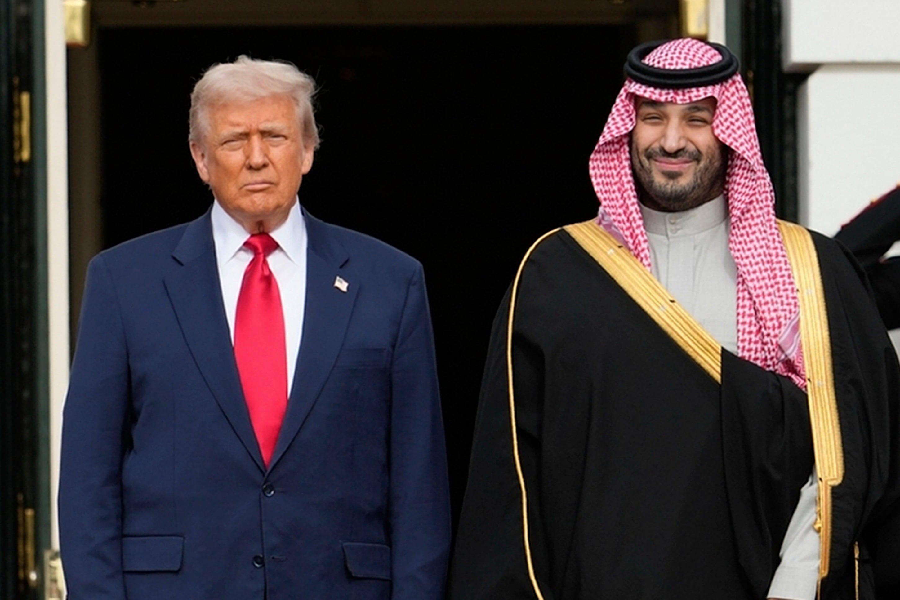 El presidente de Estados Unidos, Donald Trump, junto al príncipe heredero de Arabia Saudí, Mohammed bin Salman, durante su visita a la Casa Blanca (AP/Mark Schiefelbein, Archivo)