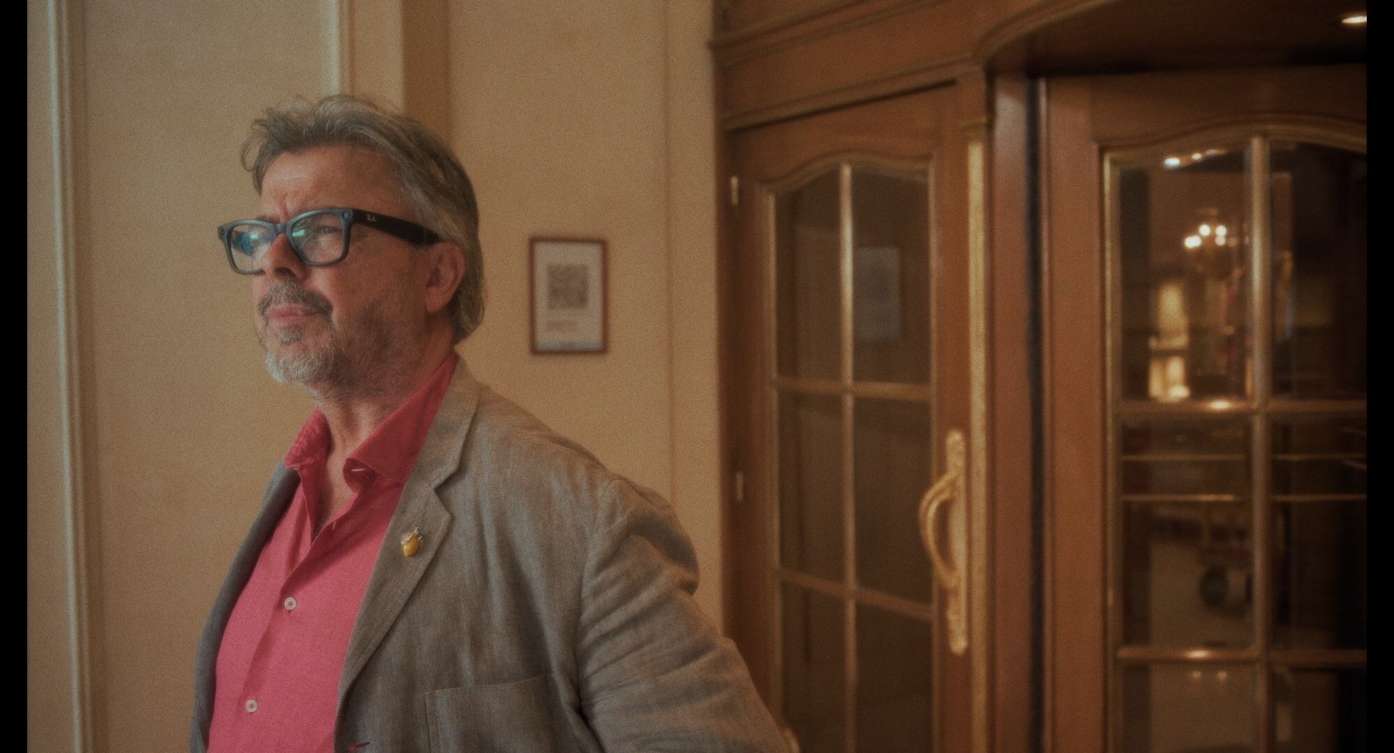 Donato de Santis posa en el set de 'Solo Fanáticos', donde debuta en su rol actoral con un personaje intrigante, capturando la atención del público.