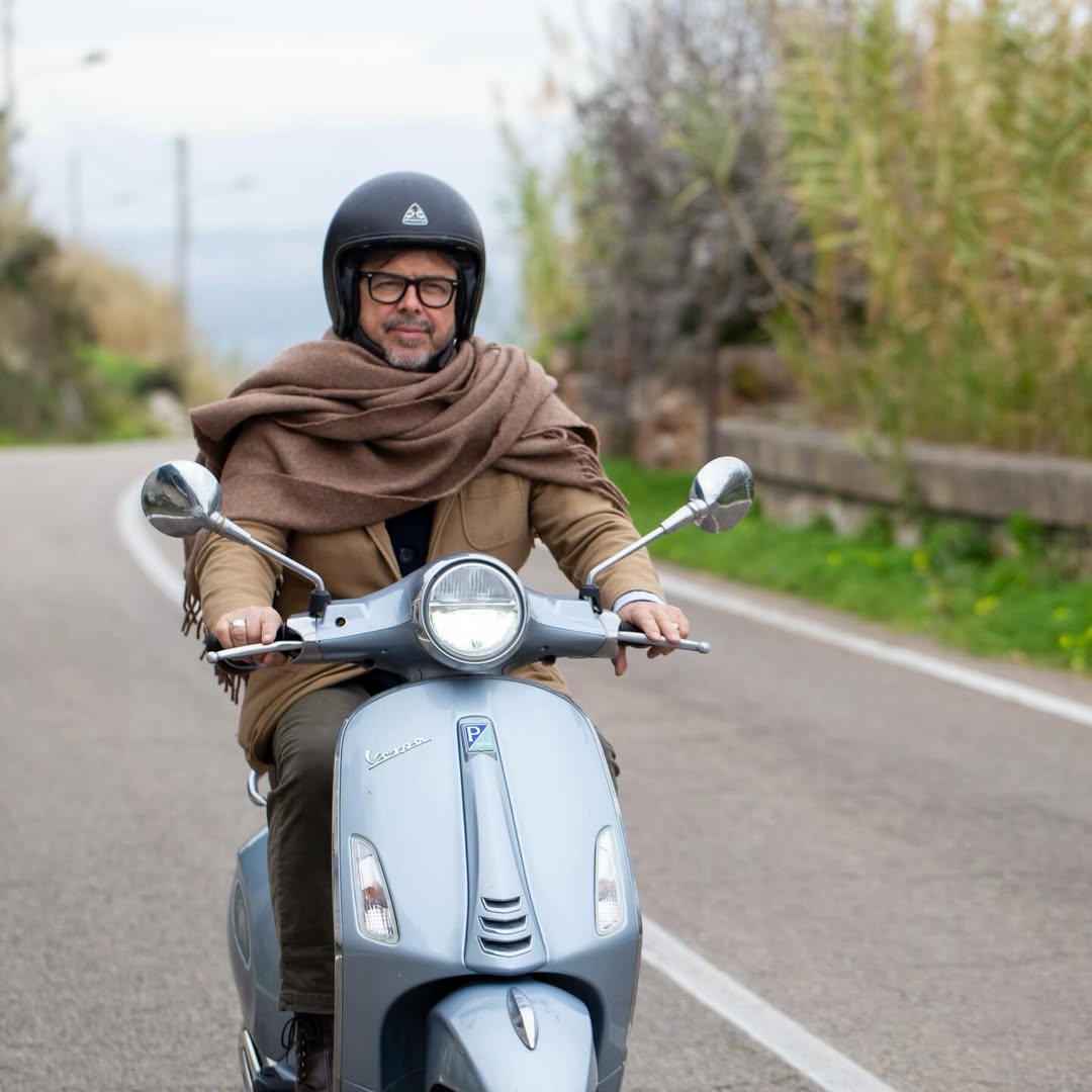 Donato de Santis disfruta de un recorrido en scooter por las pintorescas carreteras de Puglia, Italia, en una jornada de exploración culinaria y cultural.