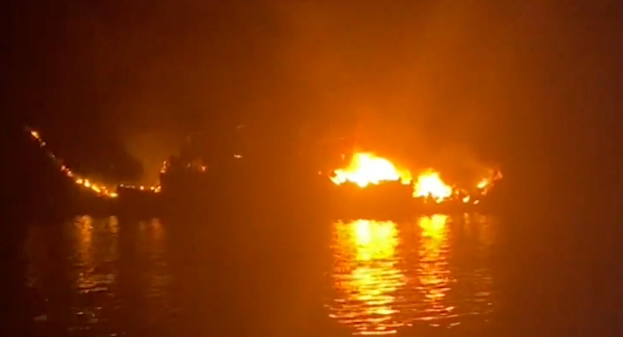 La embarcación donde faenaban 16 pescadores sufrió una explosión y un incendio. (OromarTV)