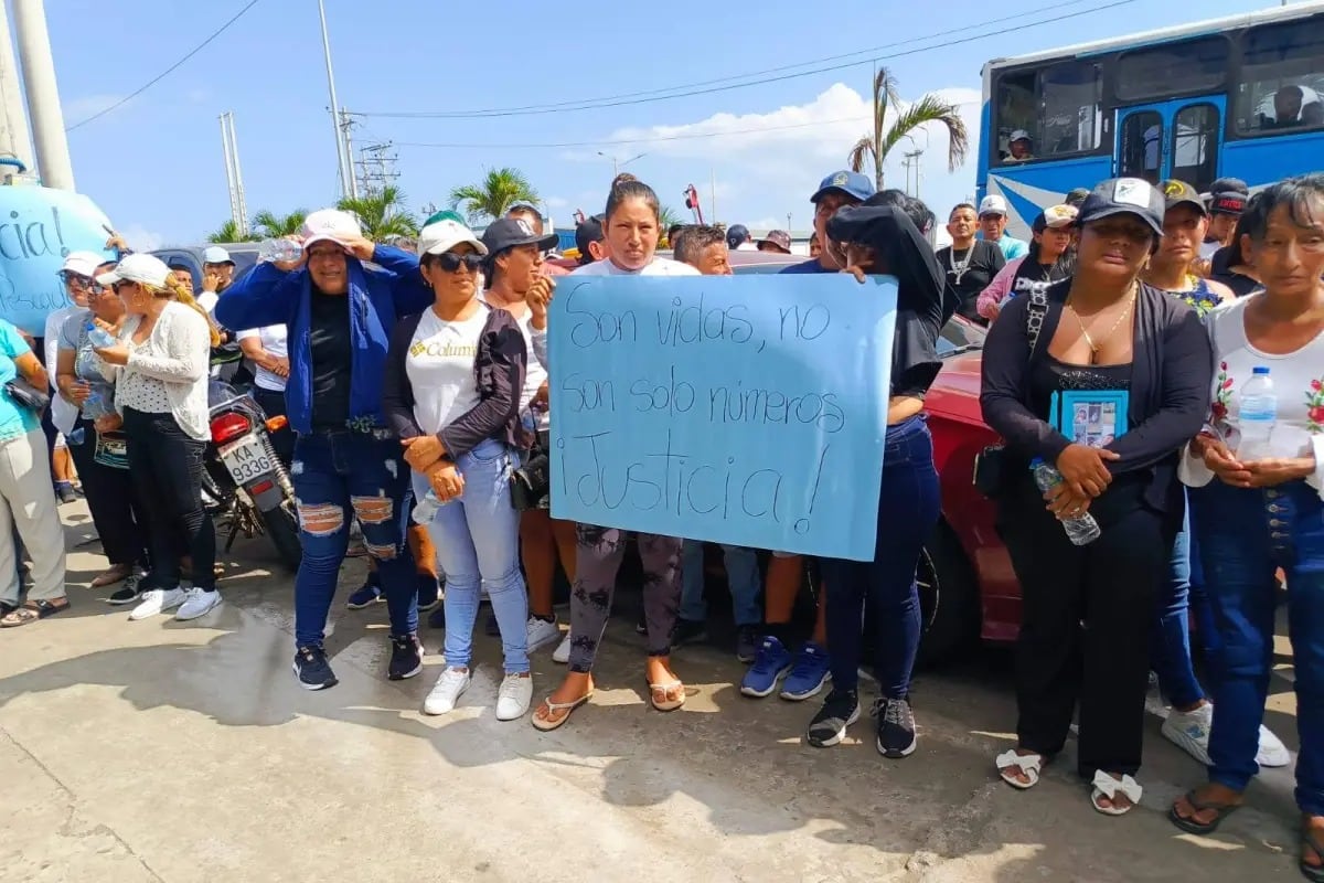 Los familiares de los pescadores desaparecidos claman por información y ayuda. (La Voz de Manabí)