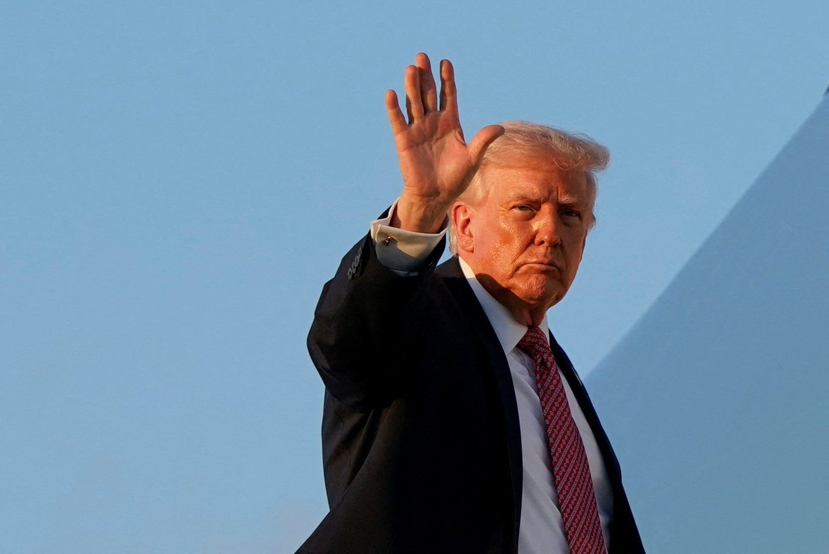 El presidente de Estados Unidos, Donald Trump, saluda mientras aborda el Air Force One en el Aeropuerto Internacional de Miami, en Miami, Florida, EE. UU., el 27 de marzo de 2026. REUTERS/Elizabeth Frantz