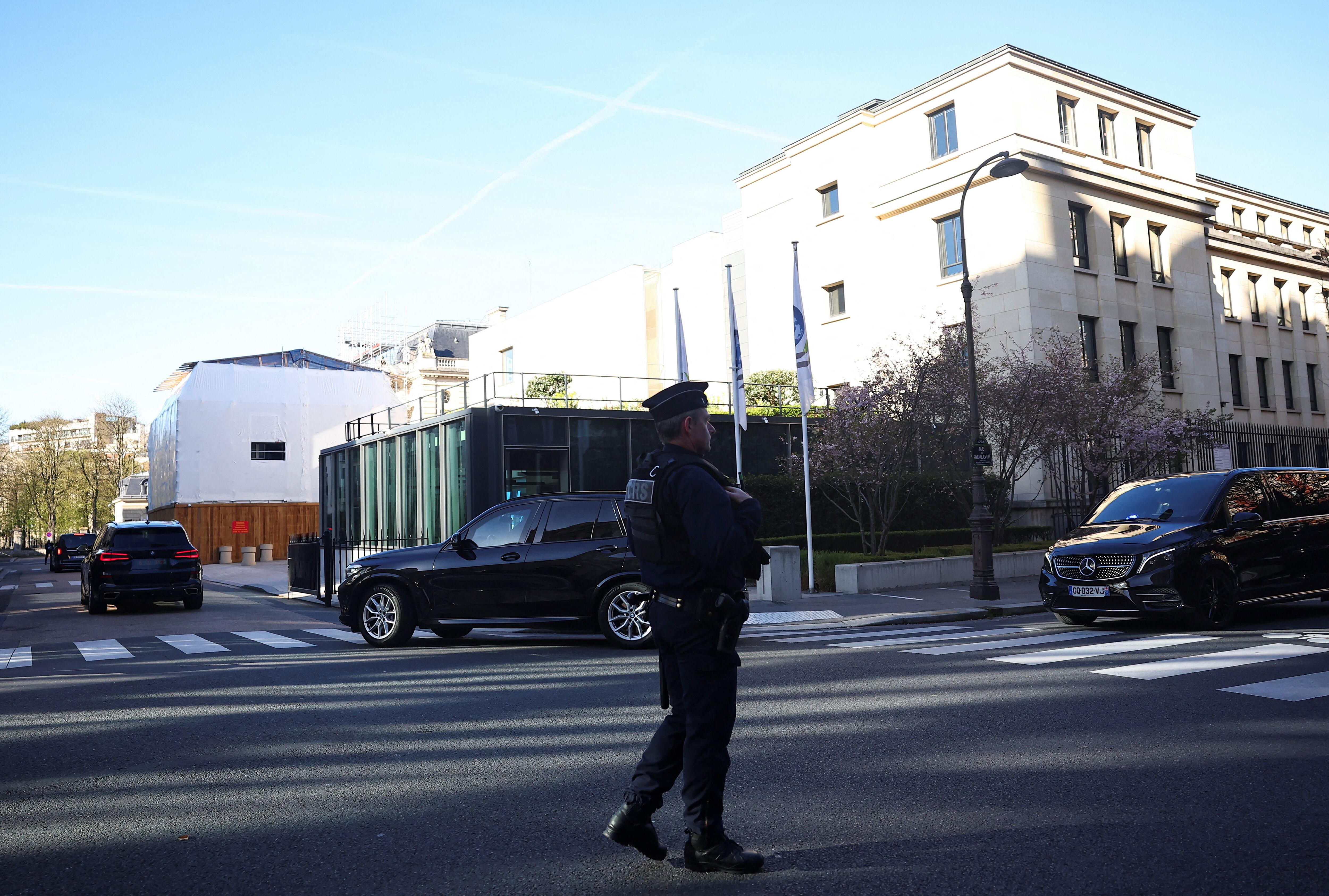 Una delegación estadounidense llega a la sede de la Organización para la Cooperación y el Desarrollo Económicos (OCDE) para mantener conversaciones comerciales con una delegación china, en París, Francia, el 15 de marzo de 2026
REUTERS/Abdul Saboor