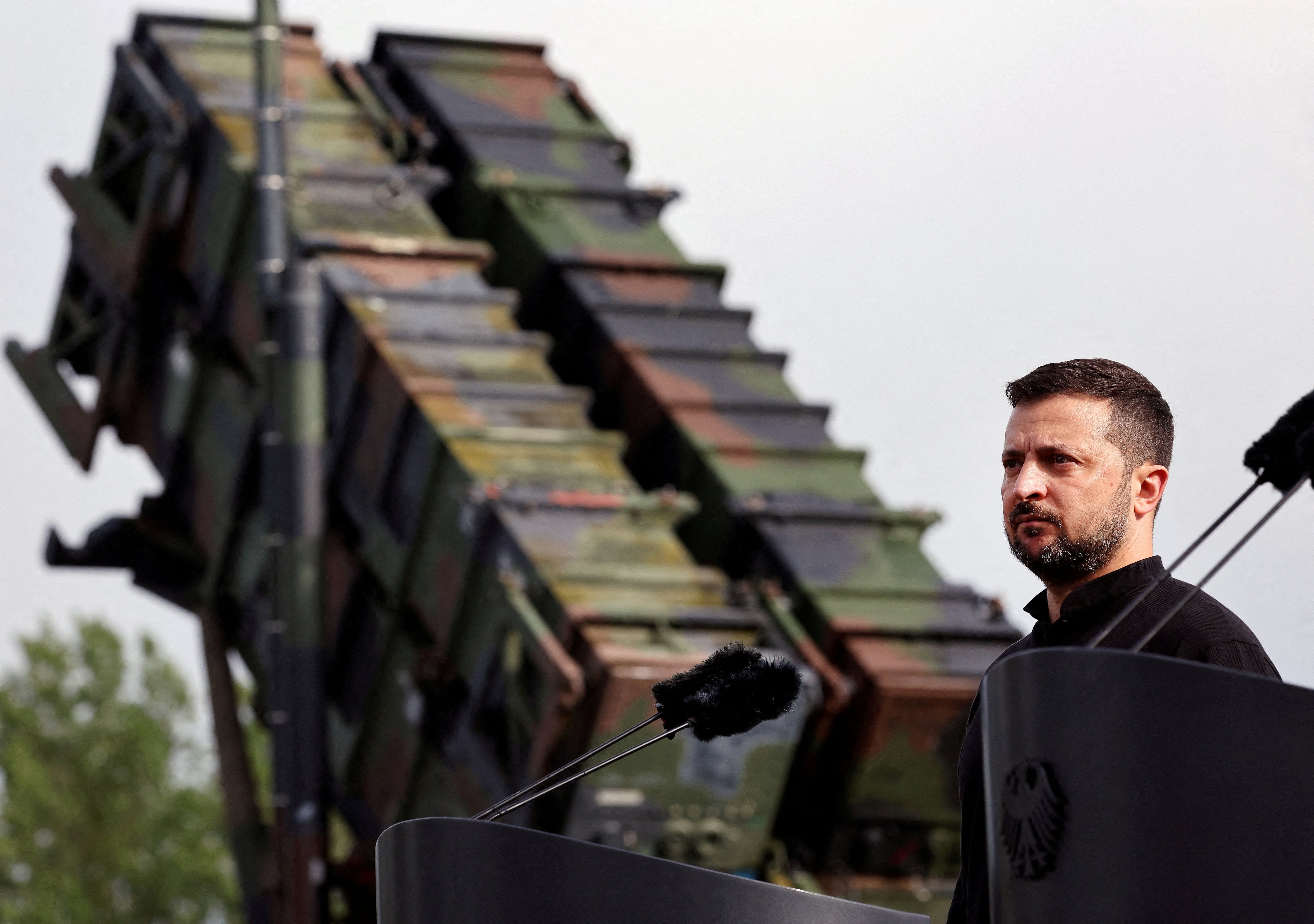 El presidente ucraniano Volodimir Zelensky observa durante una visita a una zona de entrenamiento militar para conocer el entrenamiento de soldados ucranianos en el sistema de misiles antiaéreos 