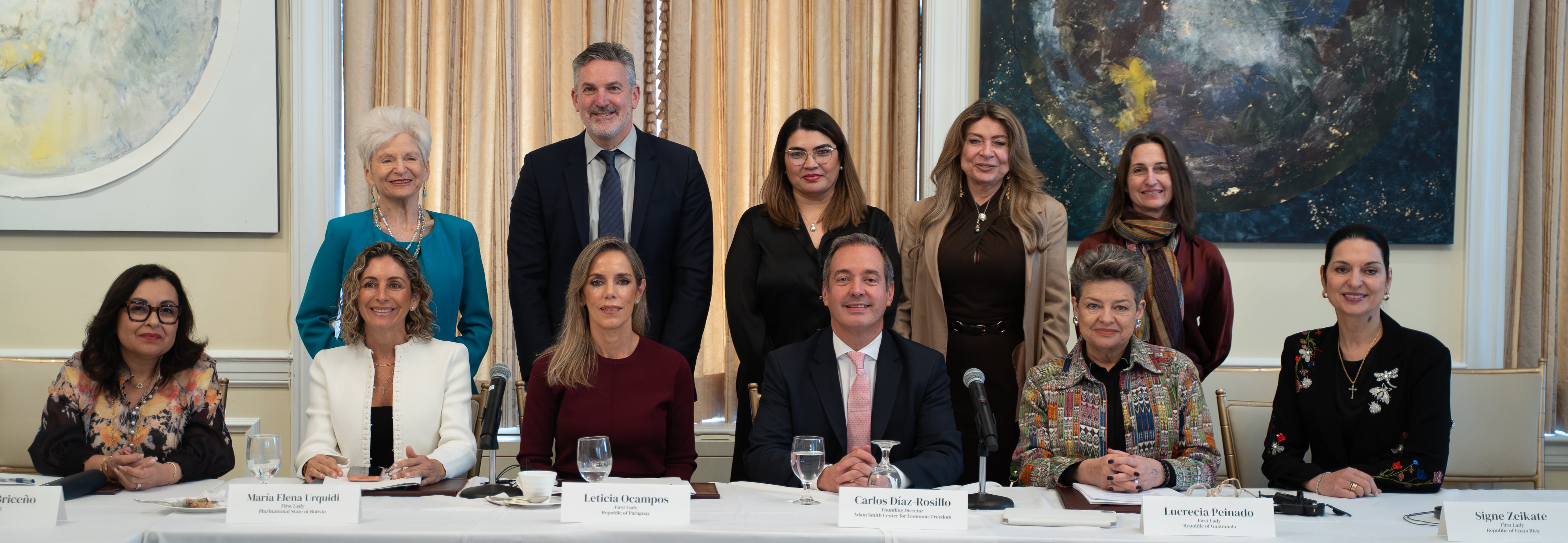 Carlos Rosillo, junto a las primeras damas Rossana Briceño (Belice), María Elena Urquidi (Bolivia), Leticia Ocampos (Paraguay), Lucrecia Peinado (Guatemala) y Signe Zeikate (Costa Rica)
