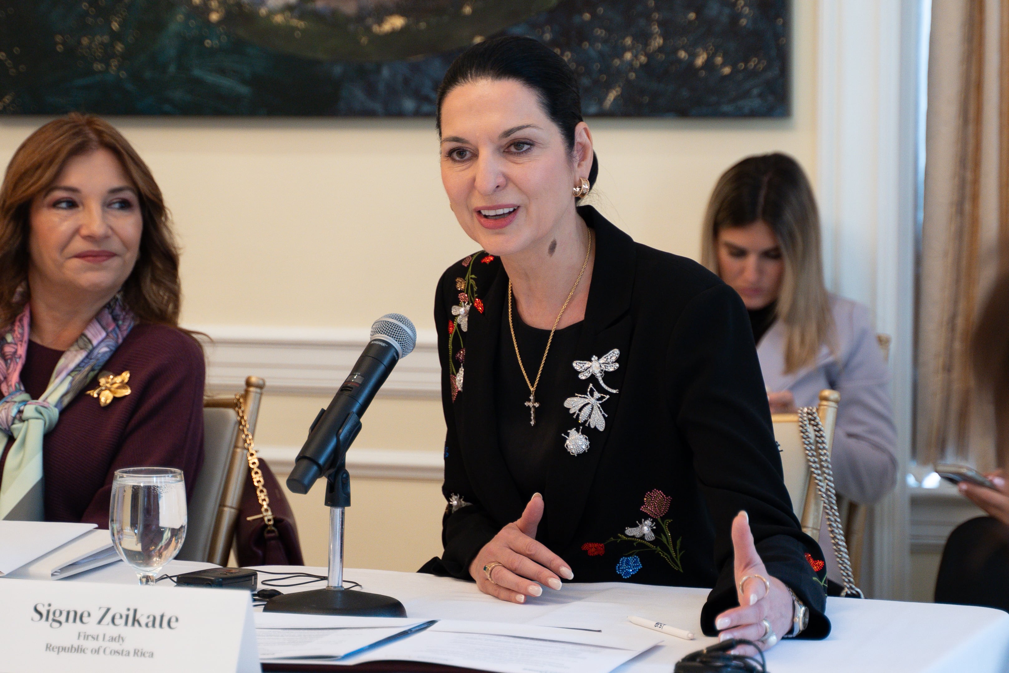 Carlos Rosillo, junto a las primeras damas Rossana Briceño (Belice), María Elena Urquidi (Bolivia), Leticia Ocampos (Paraguay), Lucrecia Peinado (Guatemala) y Signe Zeikate (Costa Rica)