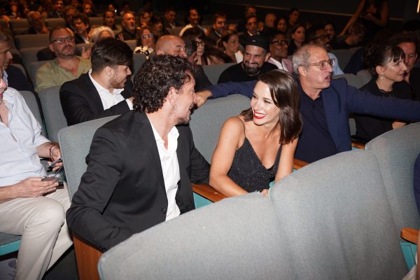 El apasionado beso de Nico Vázquez a Dai Fernández al ganar el Oro con Rocky en los Premios ACE